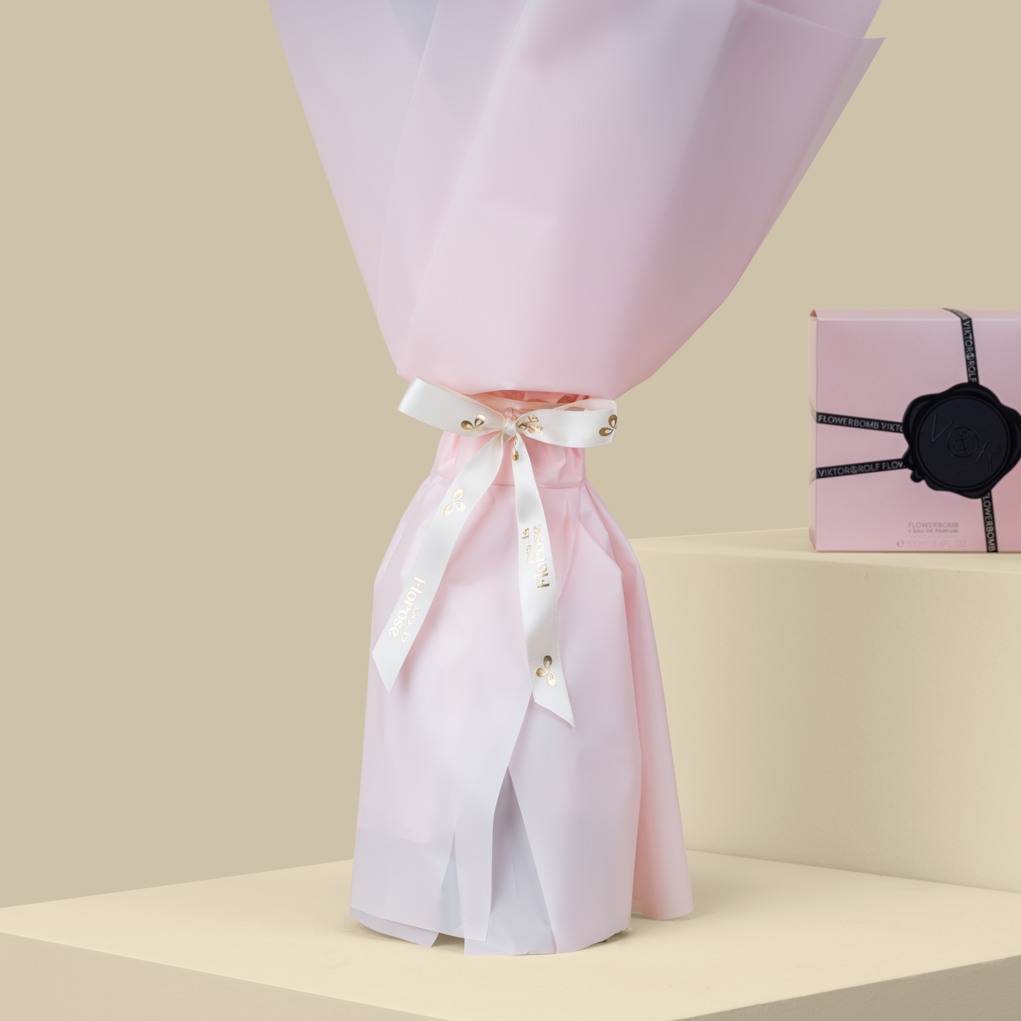 Viktor & Rolf Flowerbomb | Floral Glow Bouquet Viktor & Rolf Flowerbomb | Floral Glow Bouquet