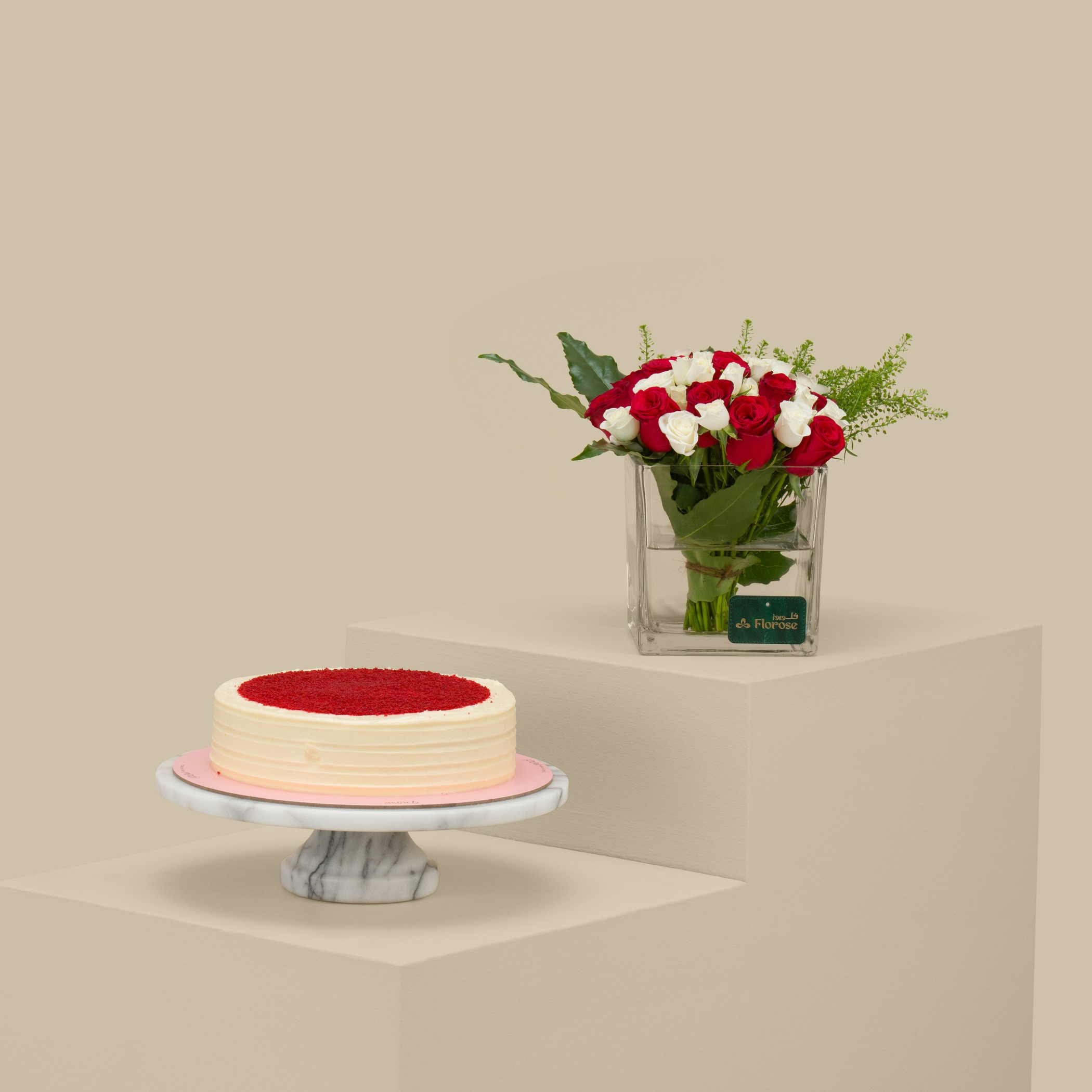 Munch Red Velvet Cake | Gorgeous Lady Square Vase Munch Red Velvet Cake | Gorgeous Lady Square Vase