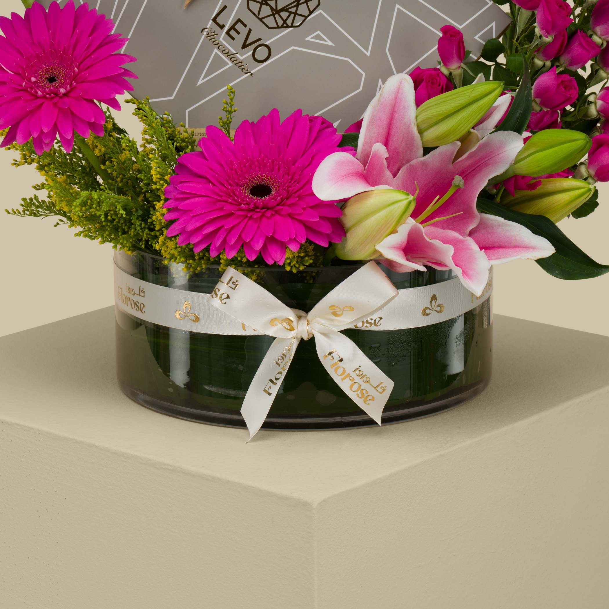 Levo Chocolate Box 20 Pieces Mix | Radiant Pink Arrangement Levo Chocolate Box 20 Pieces Mix | Radiant Pink Arrangement