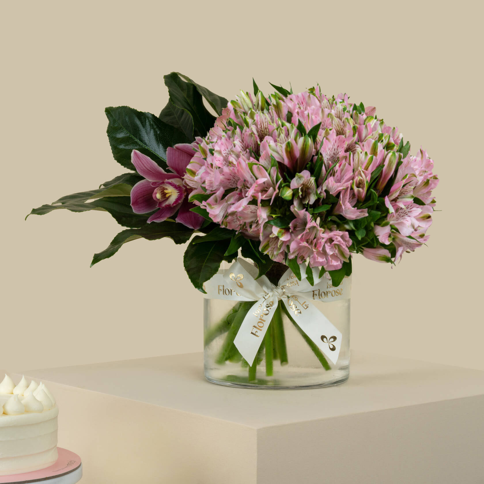 Munch Vanilla Cake | Alstroemeria Vase Munch Vanilla Cake | Alstroemeria Vase