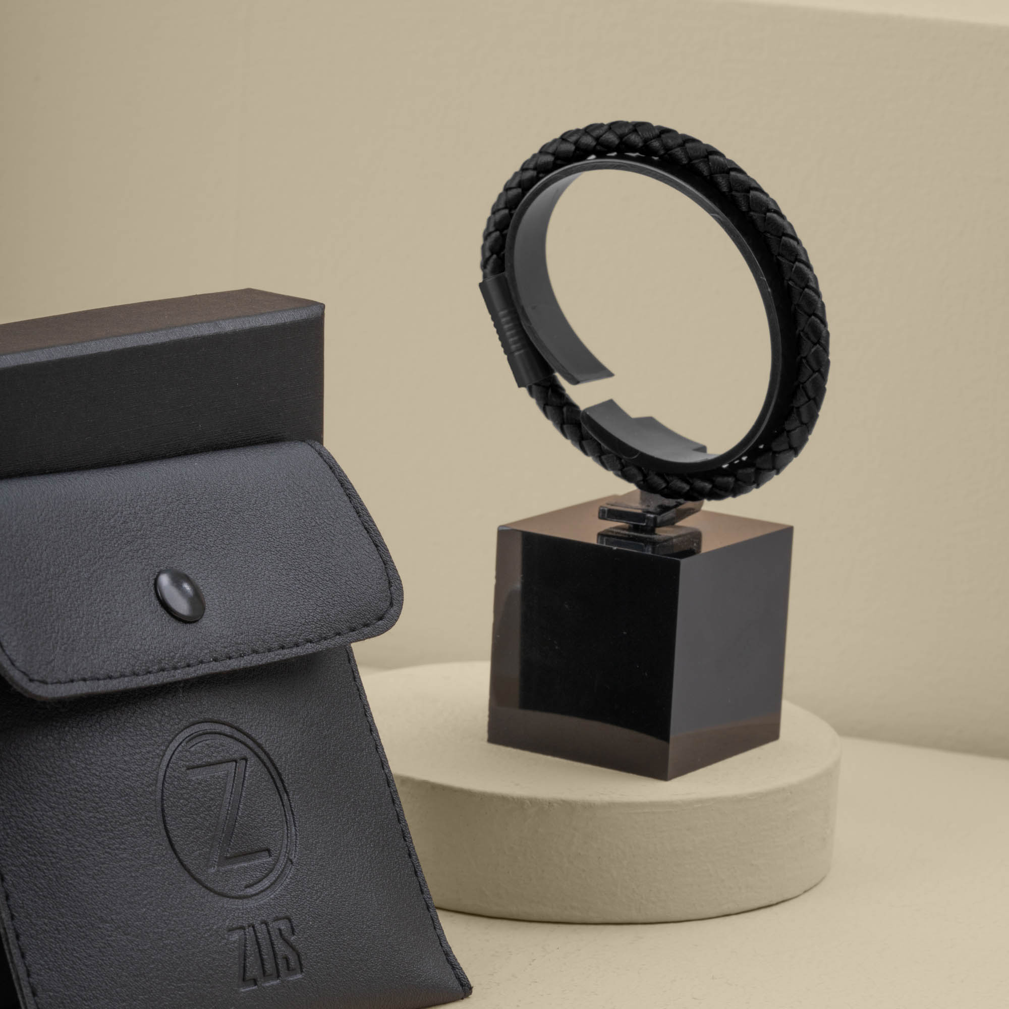 White Tulip Vase with ZUS Black Leather Bracelet White Tulip Vase with ZUS Black Leather Bracelet