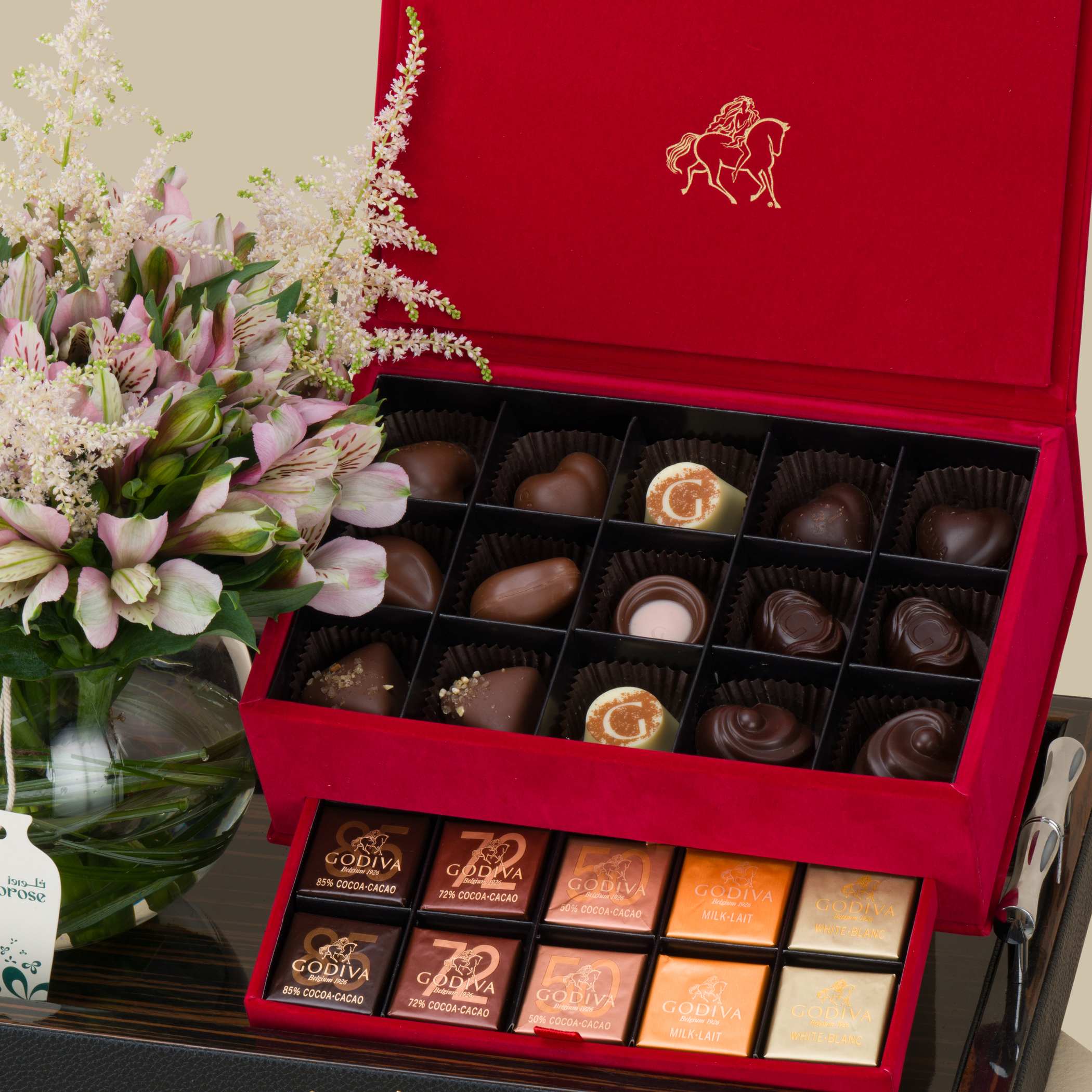 GODIVA Medium Red Velvet Royal Chocolate Box | Pink Vase GODIVA Medium Red Velvet Royal Chocolate Box | Pink Vase