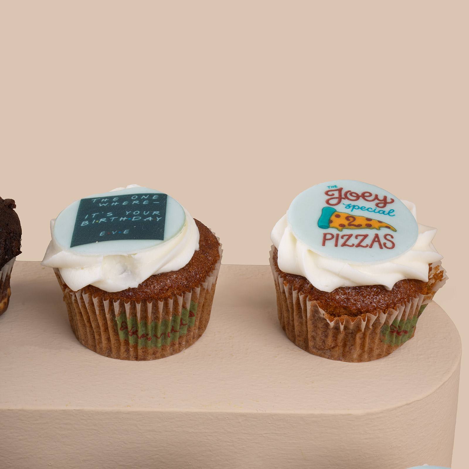 Friends 12 Cup Cakes | Helen | Serenity Vase Friends 12 Cup Cakes | Helen | Serenity Vase