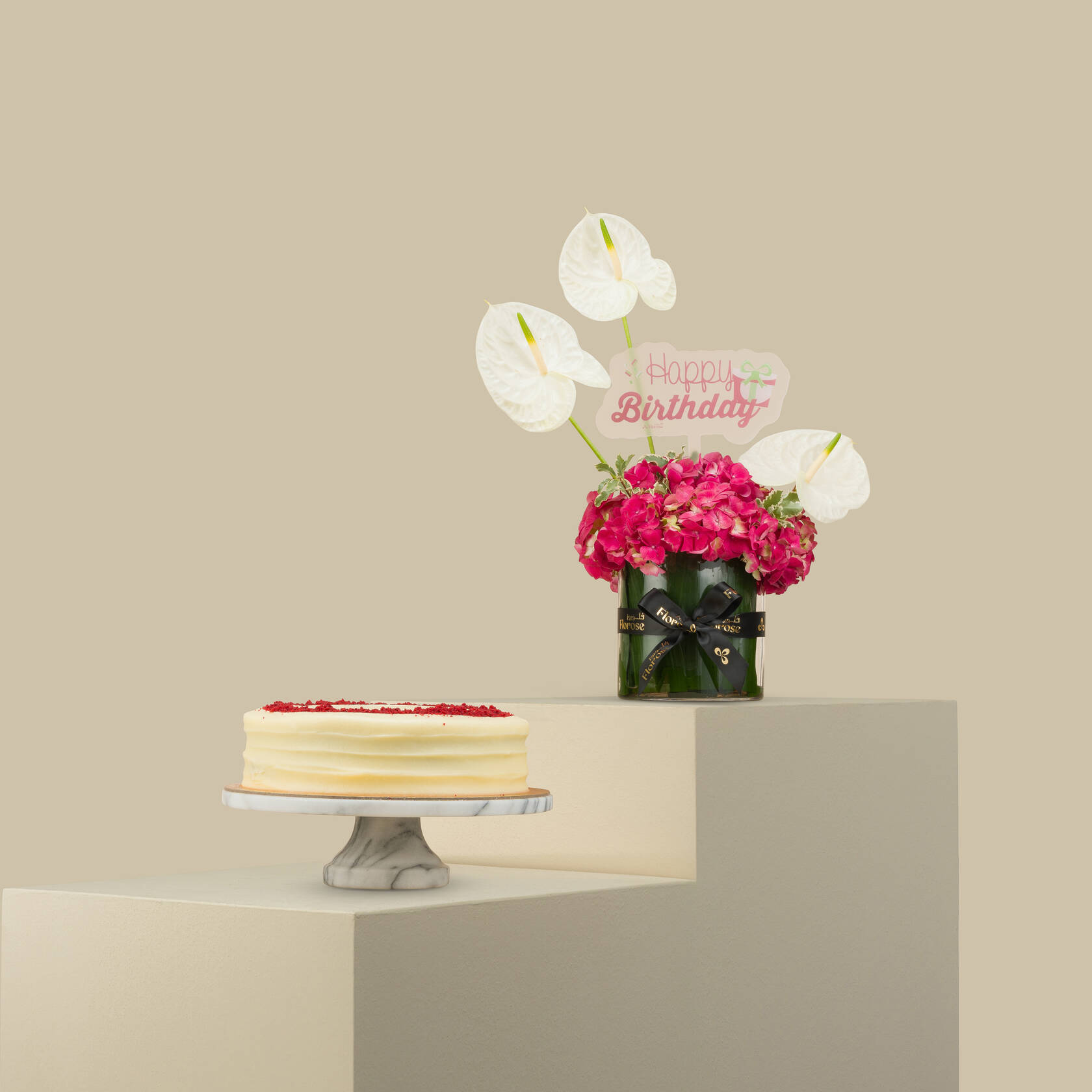 Helen Red Velvet Cake | Exquisite Beauty Vase Helen Red Velvet Cake | Exquisite Beauty Vase