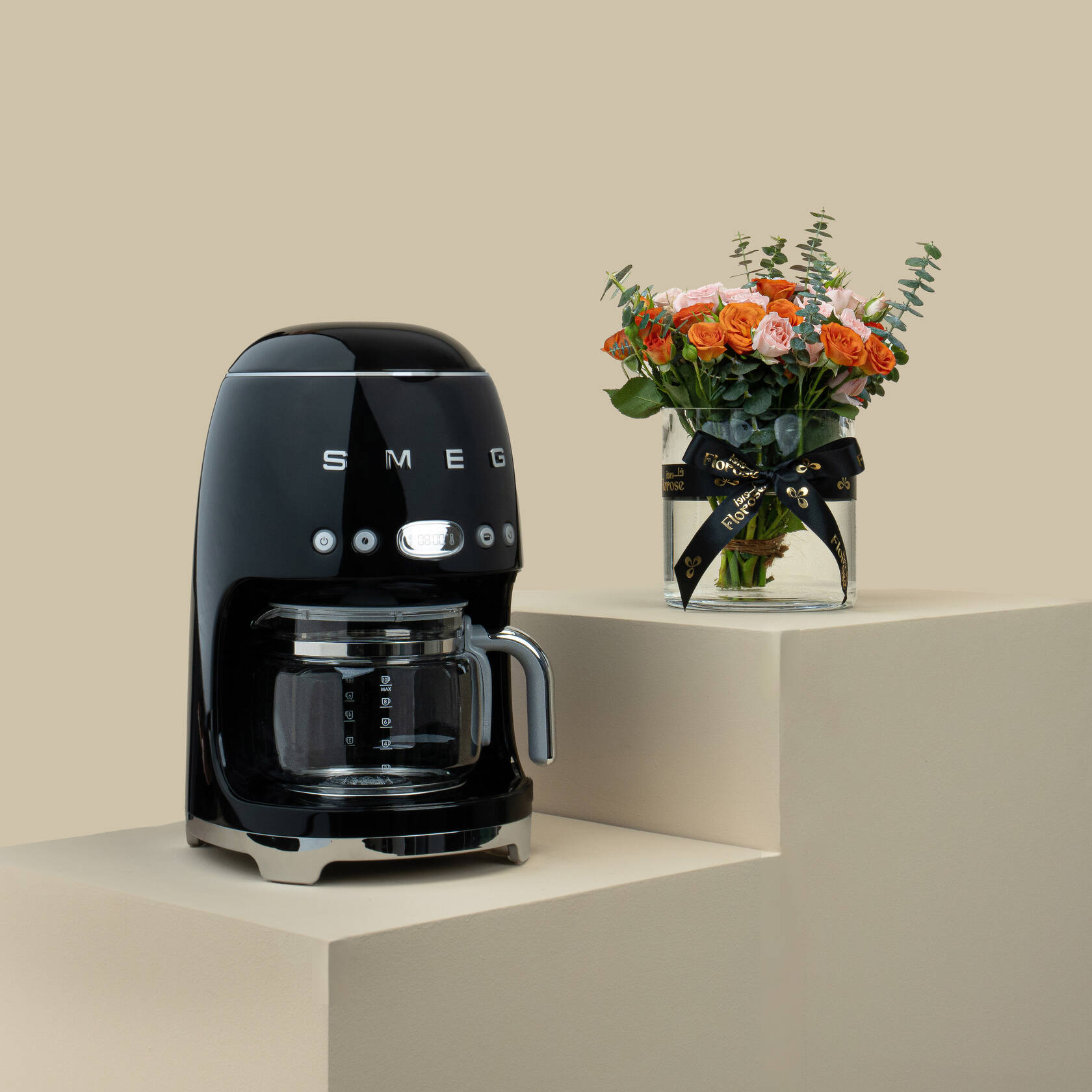 Smeg 50's Style Drip Filter Coffee Machine Black | Elegant Presence Vase Smeg 50's Style Drip Filter Coffee Machine Black | Elegant Presence Vase