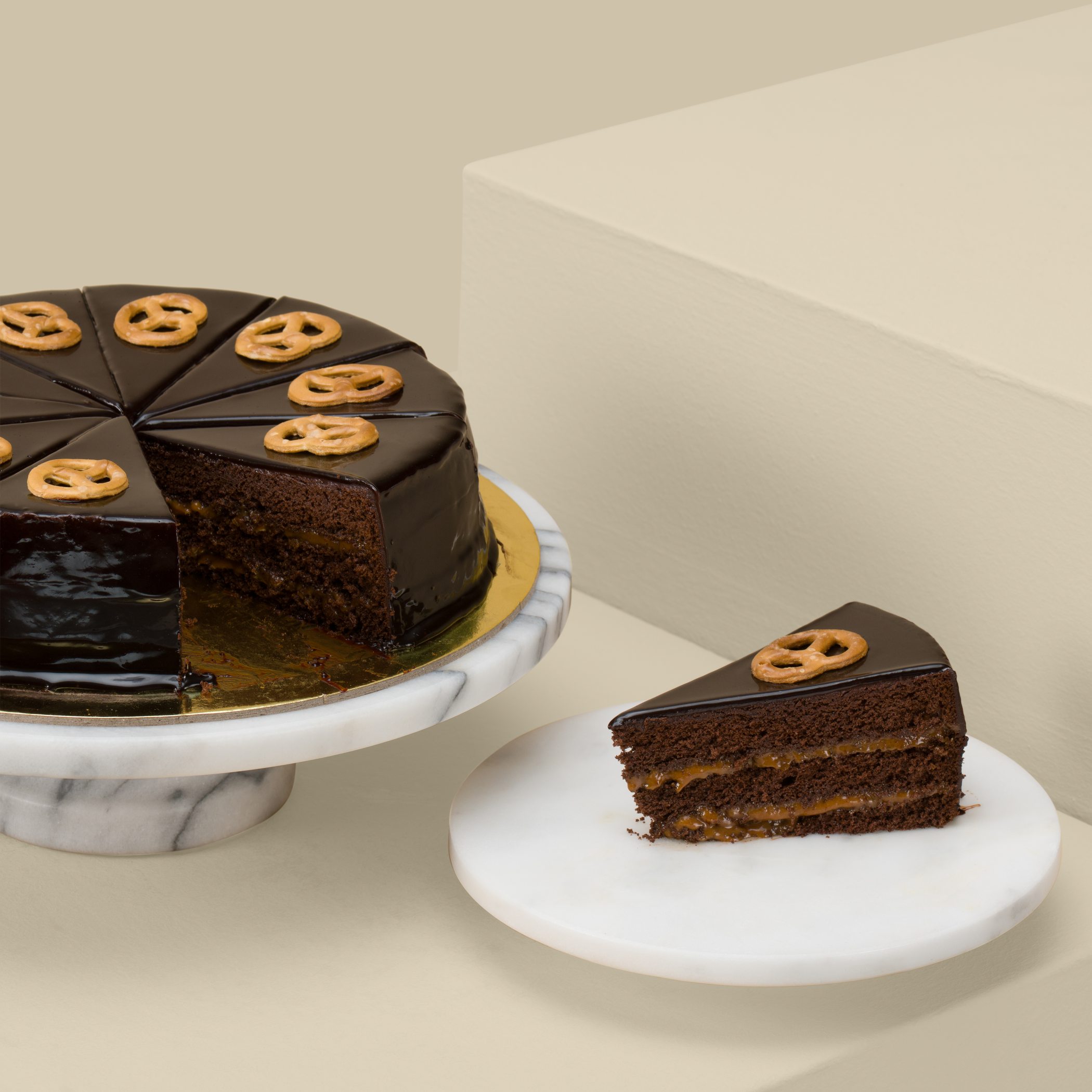 Ganache Chocolate Cake with Pretzel | Celestia Aura Round Vase Ganache Chocolate Cake with Pretzel | Celestia Aura Round Vase