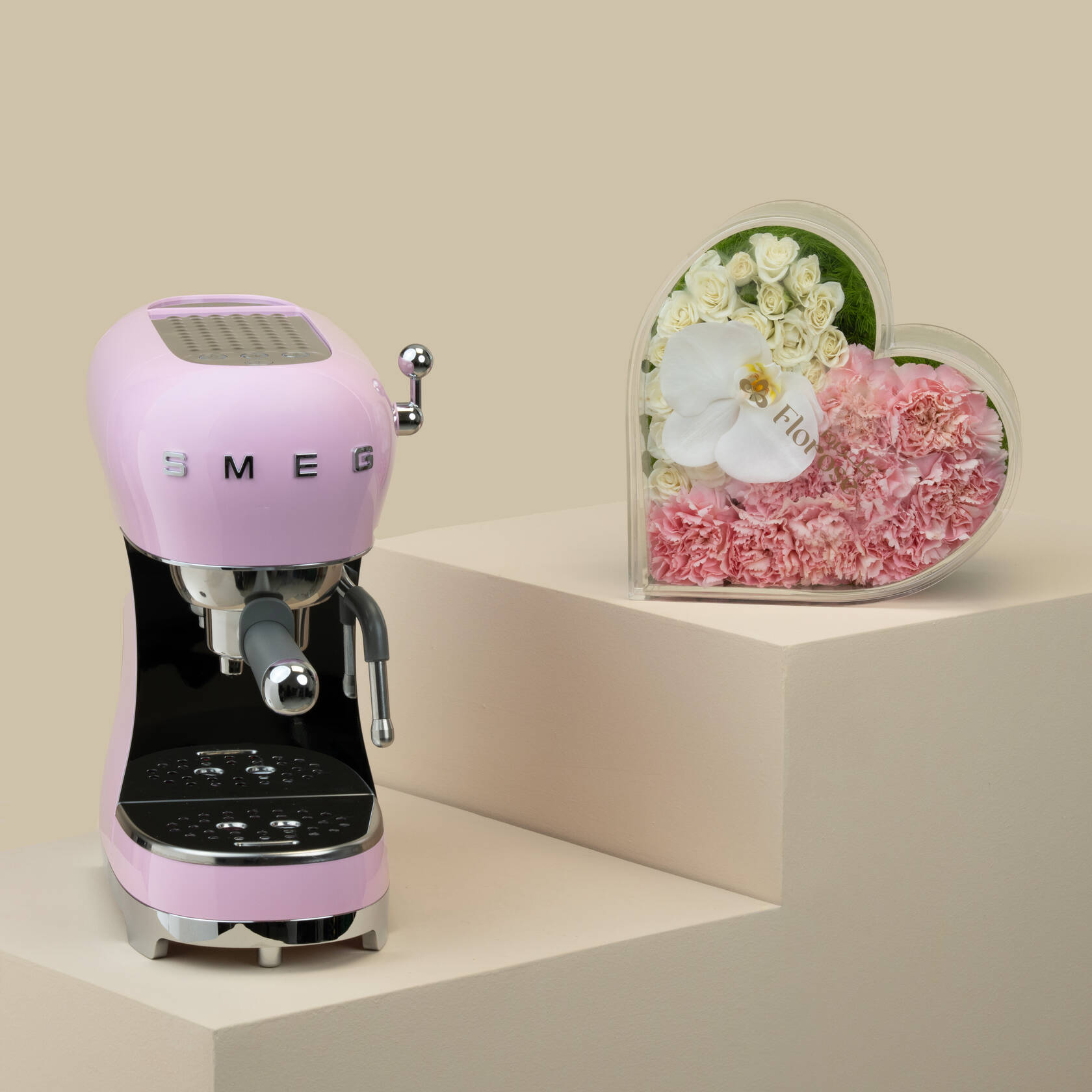 Smeg 50’s Retro Style Espresso Coffee Machine with Pump Pink | Blooming Heart Acrylic Box Smeg 50’s Retro Style Espresso Coffee Machine with Pump Pink | Blooming Heart Acrylic Box