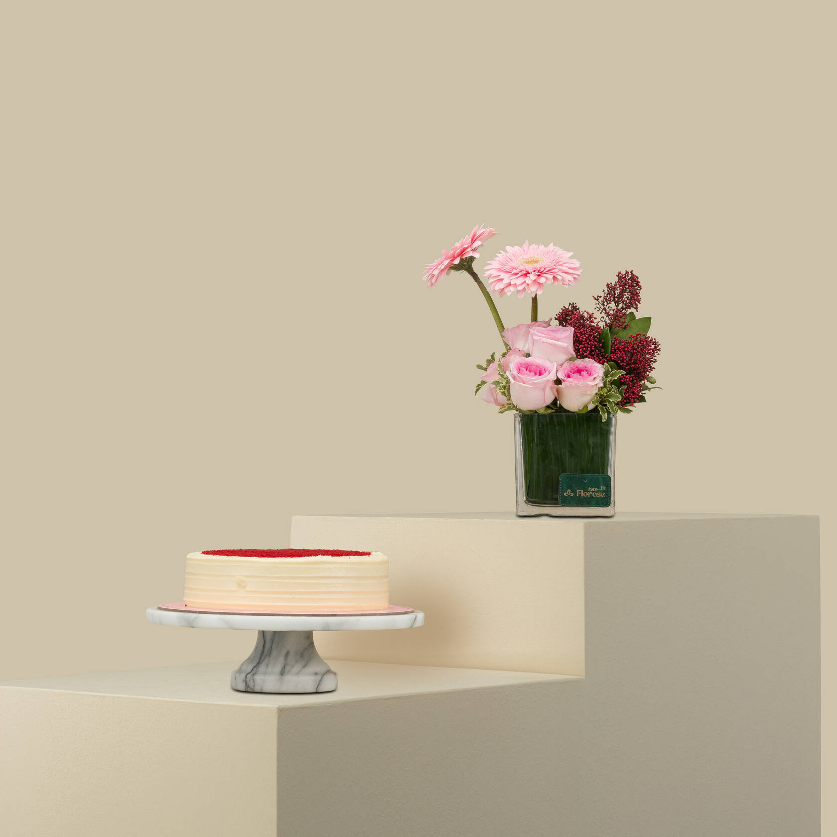 Munch Red Velvet Cake | Pink Breeze Square Vase Munch Red Velvet Cake | Pink Breeze Square Vase