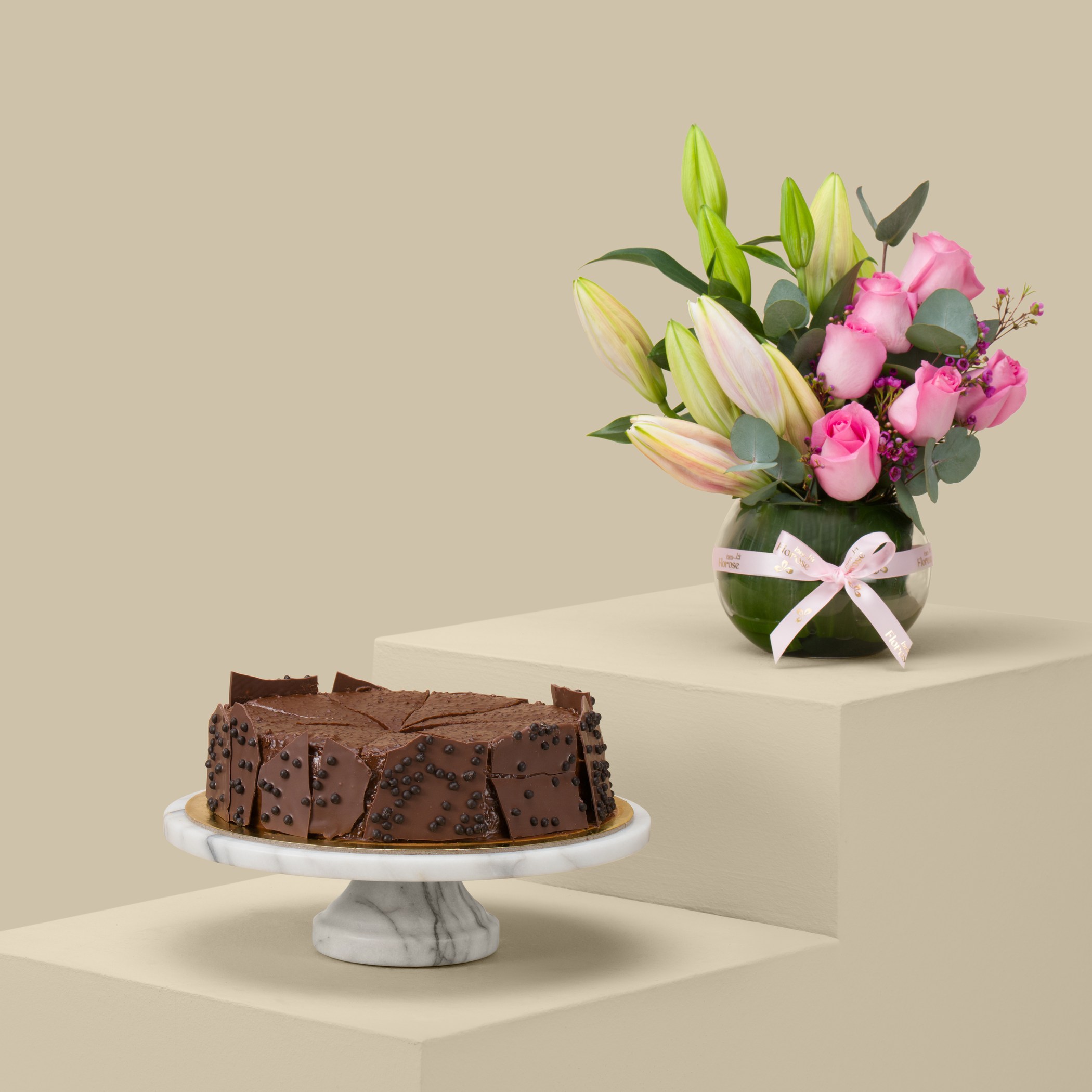 Ganache Chocolate Crunchy Cake | Pearl Flower Round Vase Ganache Chocolate Crunchy Cake | Pearl Flower Round Vase