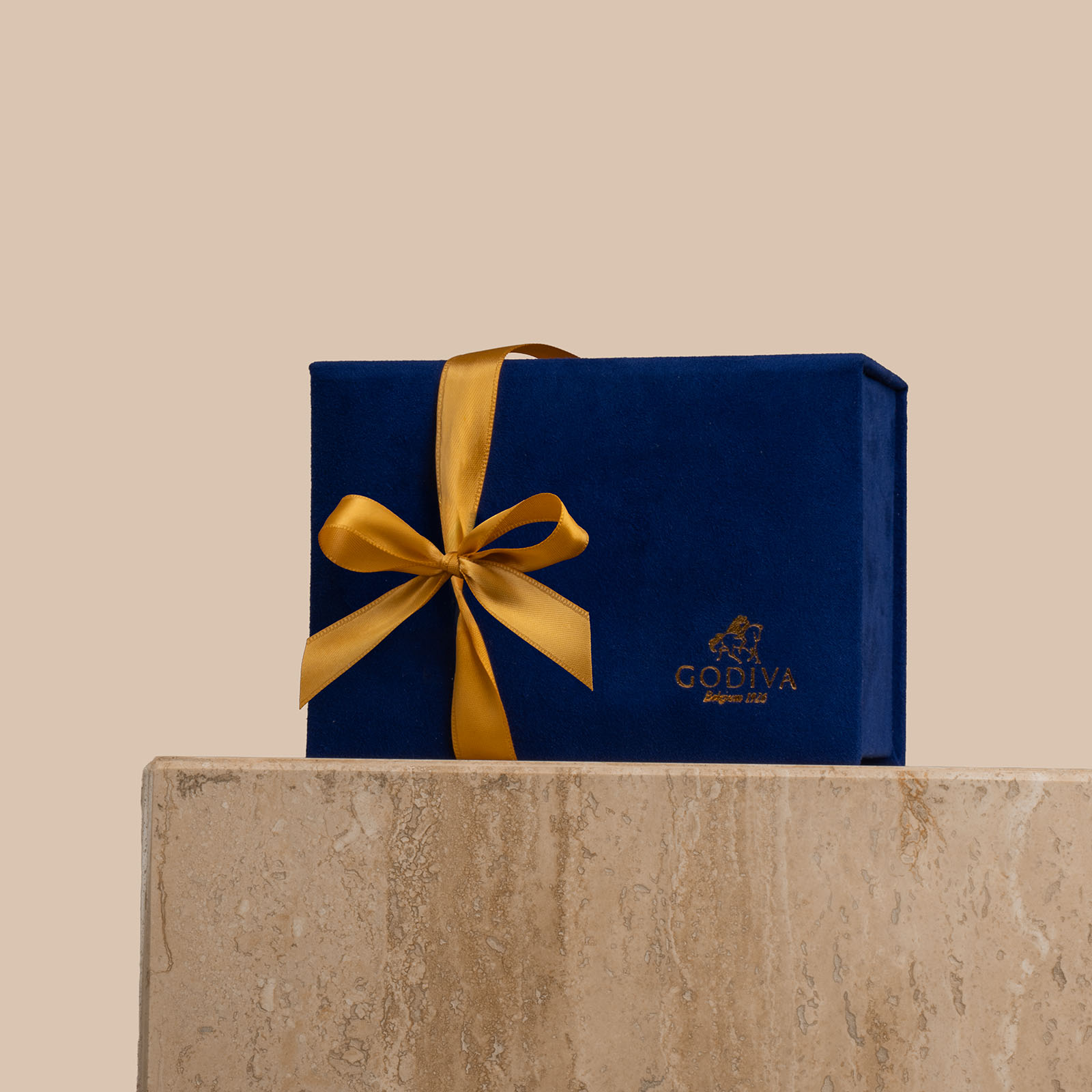 Godiva | Royal Chocolate Box | Blue Mist Vase Godiva | Royal Chocolate Box | Blue Mist Vase