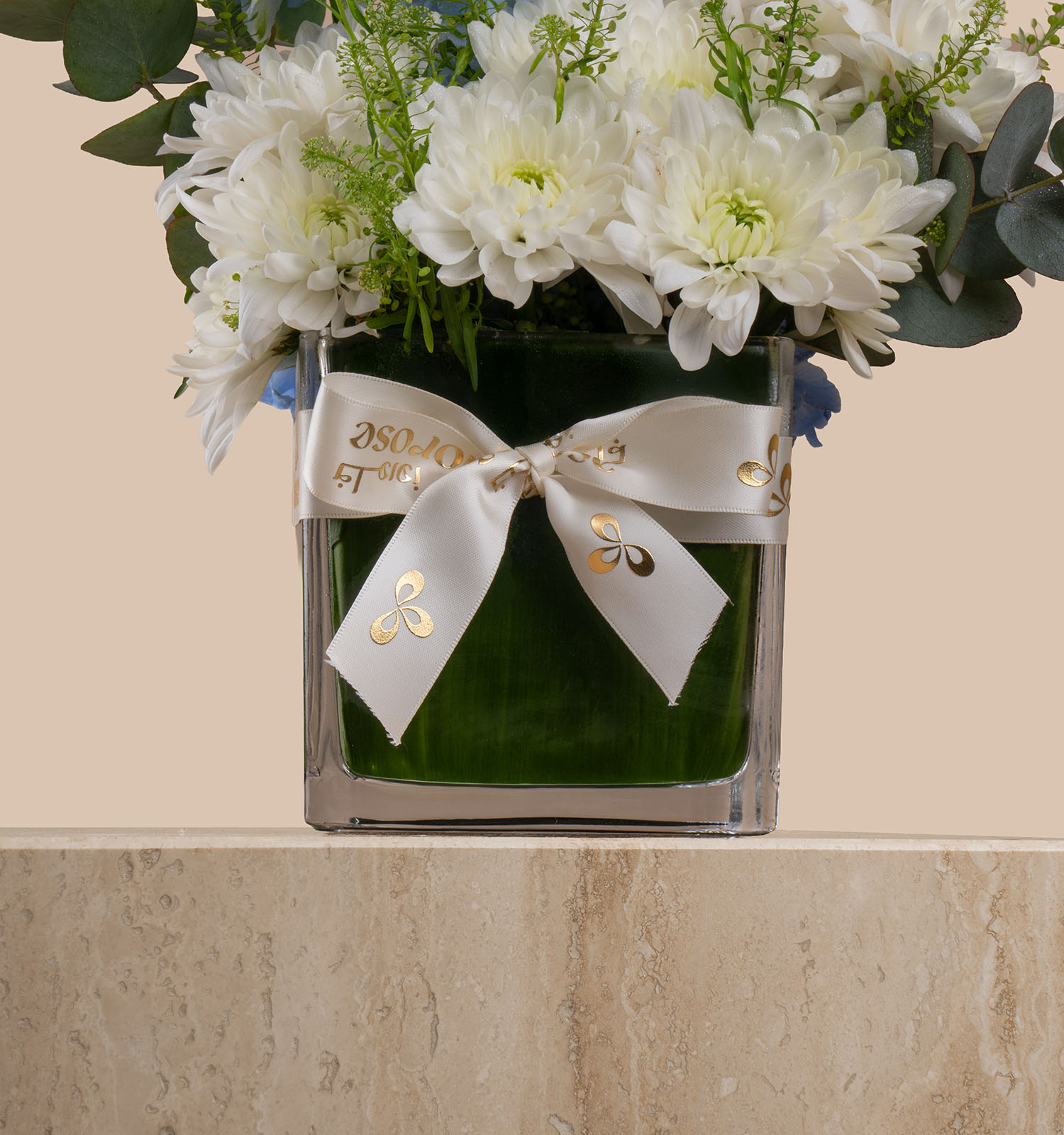 Godiva | Royal Chocolate Box | Blue Floral Vase Godiva | Royal Chocolate Box | Blue Floral Vase