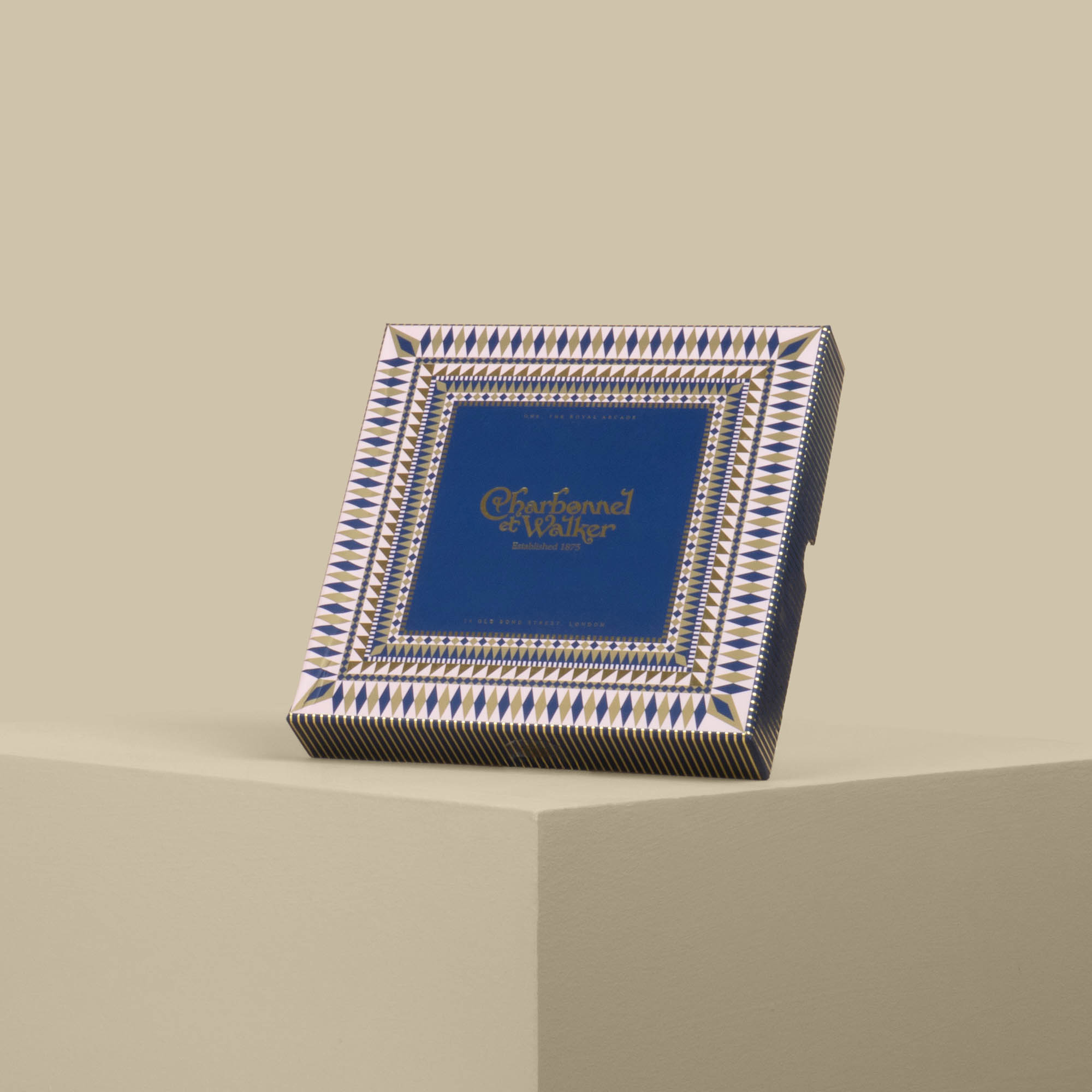 صندوق شوكولاتة الترفل الفيكتوري المربع من شاربونيل صندوق شوكولاتة الترفل الفيكتوري المربع من شاربونيل