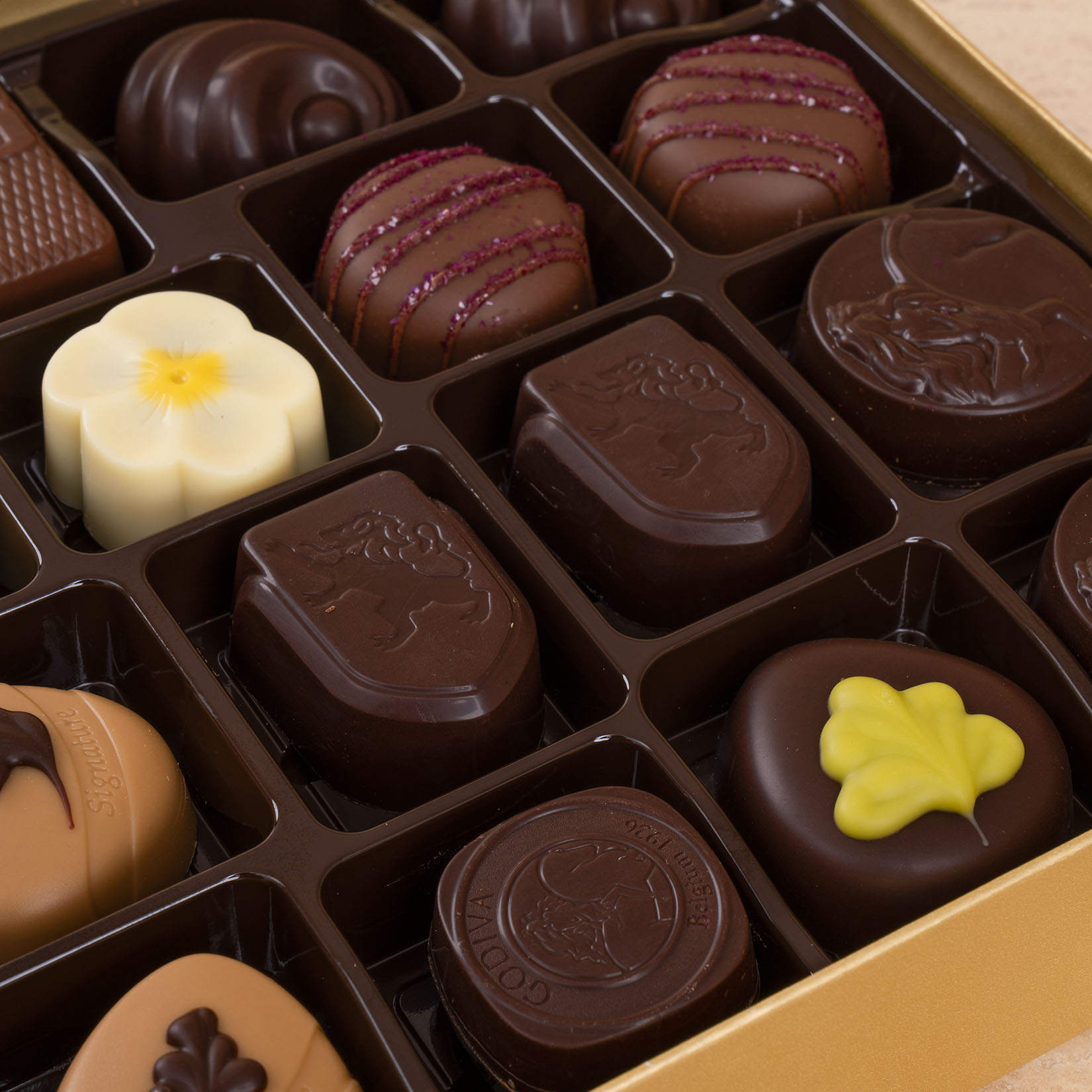Godiva Chocolate For National Day | New Dawn Vase Godiva Chocolate For National Day | New Dawn Vase