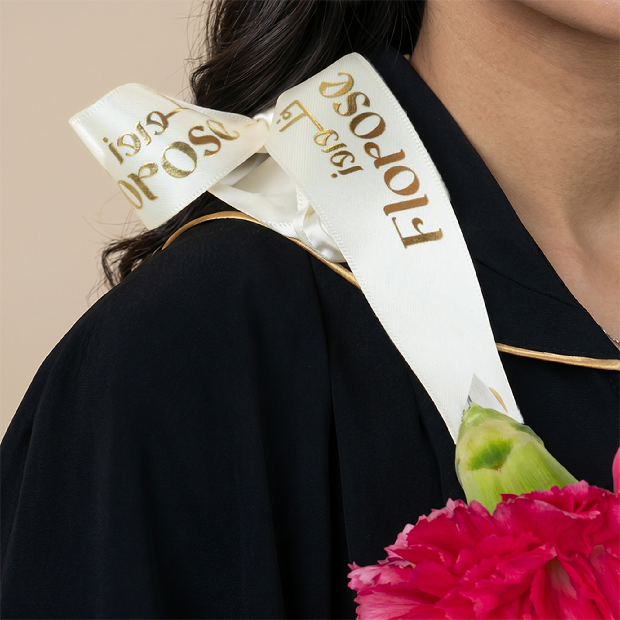 عقد ورد التخرج الفوشي والأبيض عقد ورد التخرج الفوشي والأبيض