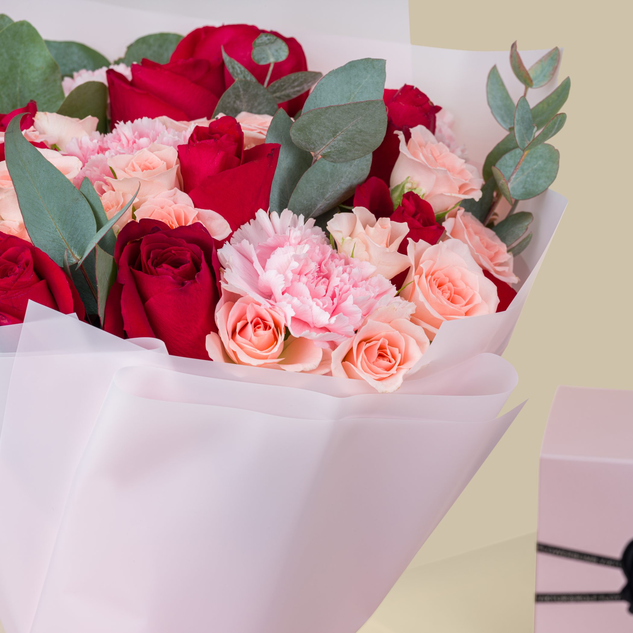 Viktor & Rolf Flowerbomb | Floral Glow Bouquet Viktor & Rolf Flowerbomb | Floral Glow Bouquet