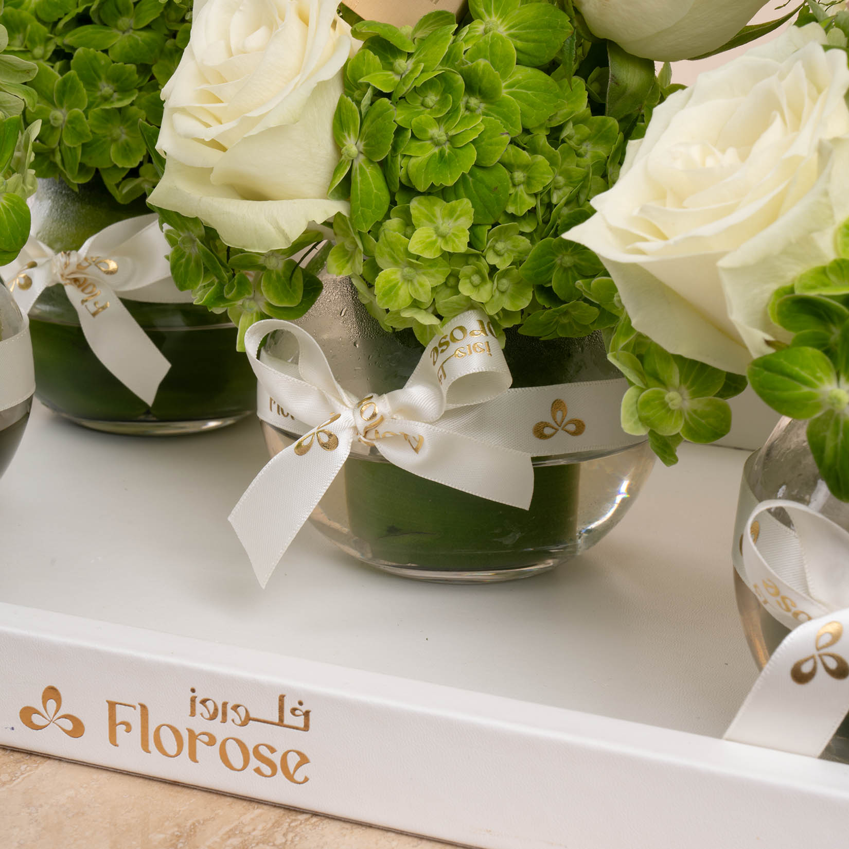 صينية توزيعات شوكولاتة باتشي مع زهور أنيقة صينية توزيعات شوكولاتة باتشي مع زهور أنيقة