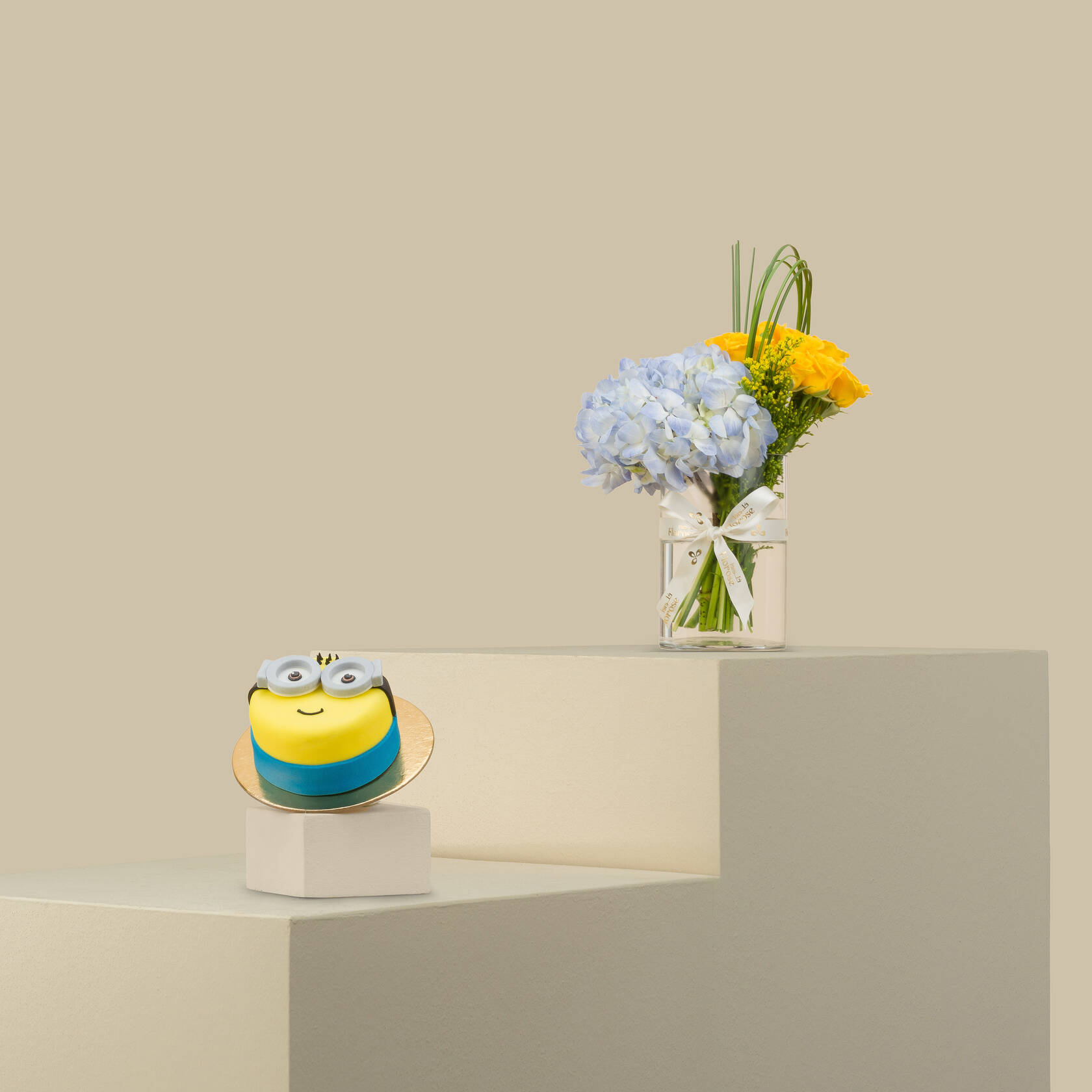 Helen Minions Mini Cake | Calm Feelings Vase Helen Minions Mini Cake | Calm Feelings Vase
