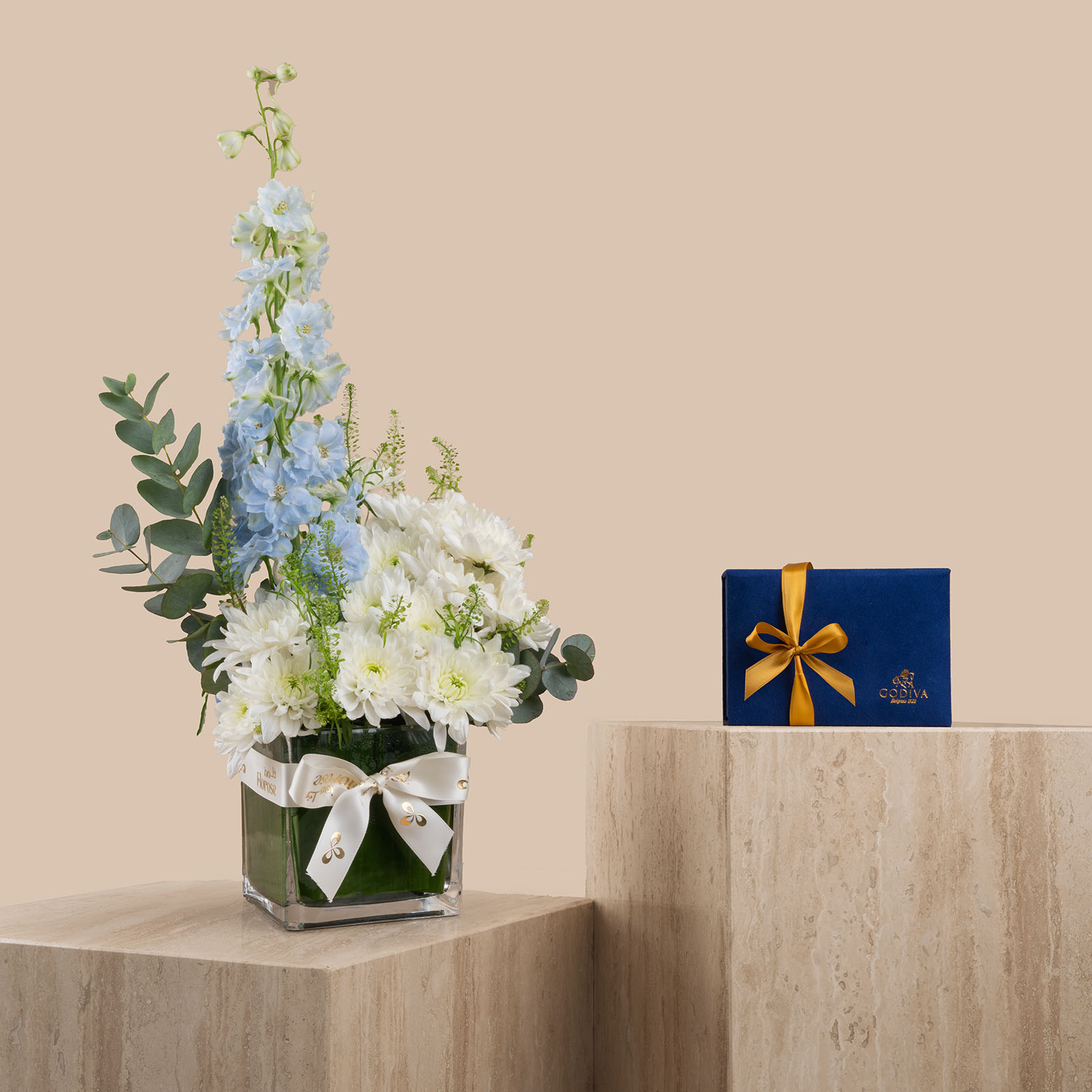 Godiva | Royal Chocolate Box | Blue Floral Vase Godiva | Royal Chocolate Box | Blue Floral Vase