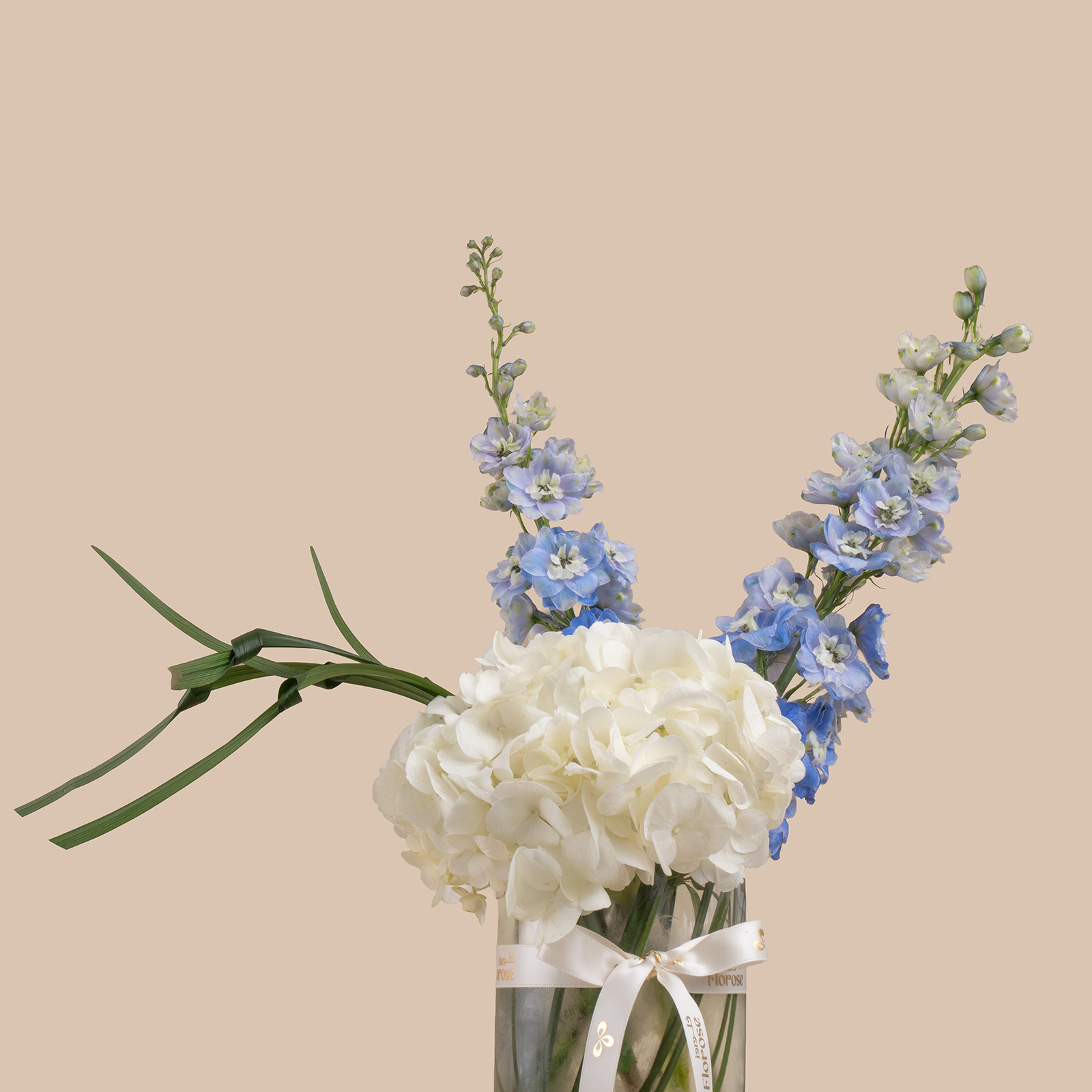 Friends Cake | Helen | Clear Sky Vase Friends Cake | Helen | Clear Sky Vase