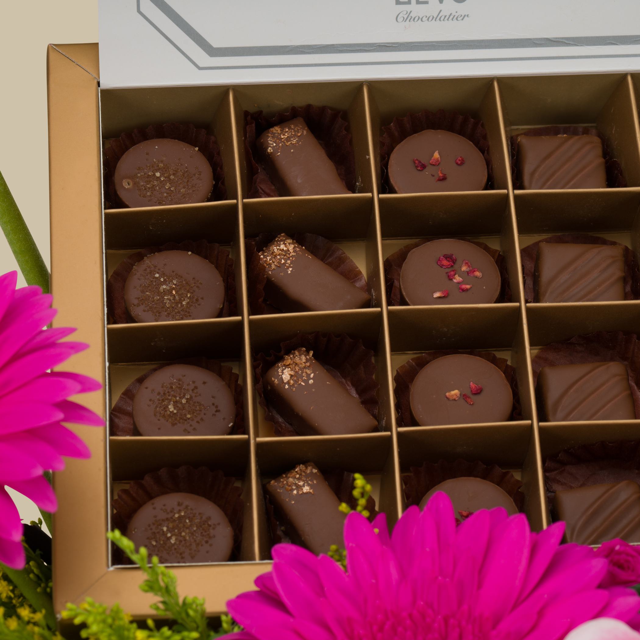 Levo Chocolate Box 20 Pieces Mix | Radiant Pink Arrangement Levo Chocolate Box 20 Pieces Mix | Radiant Pink Arrangement