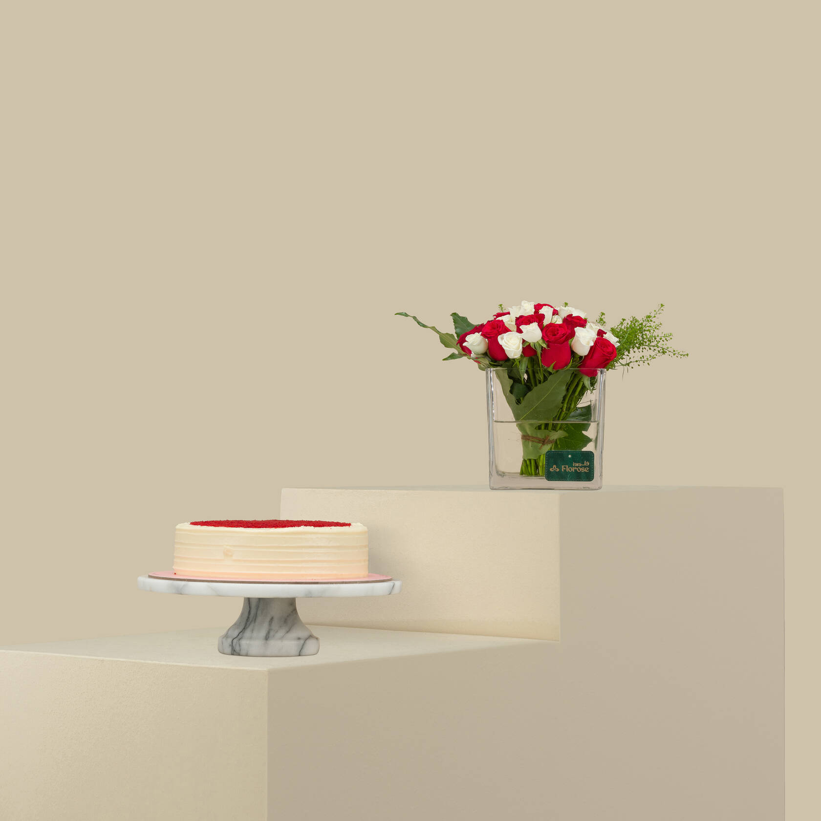 Munch Red Velvet Cake | Gorgeous Lady Square Vase Munch Red Velvet Cake | Gorgeous Lady Square Vase