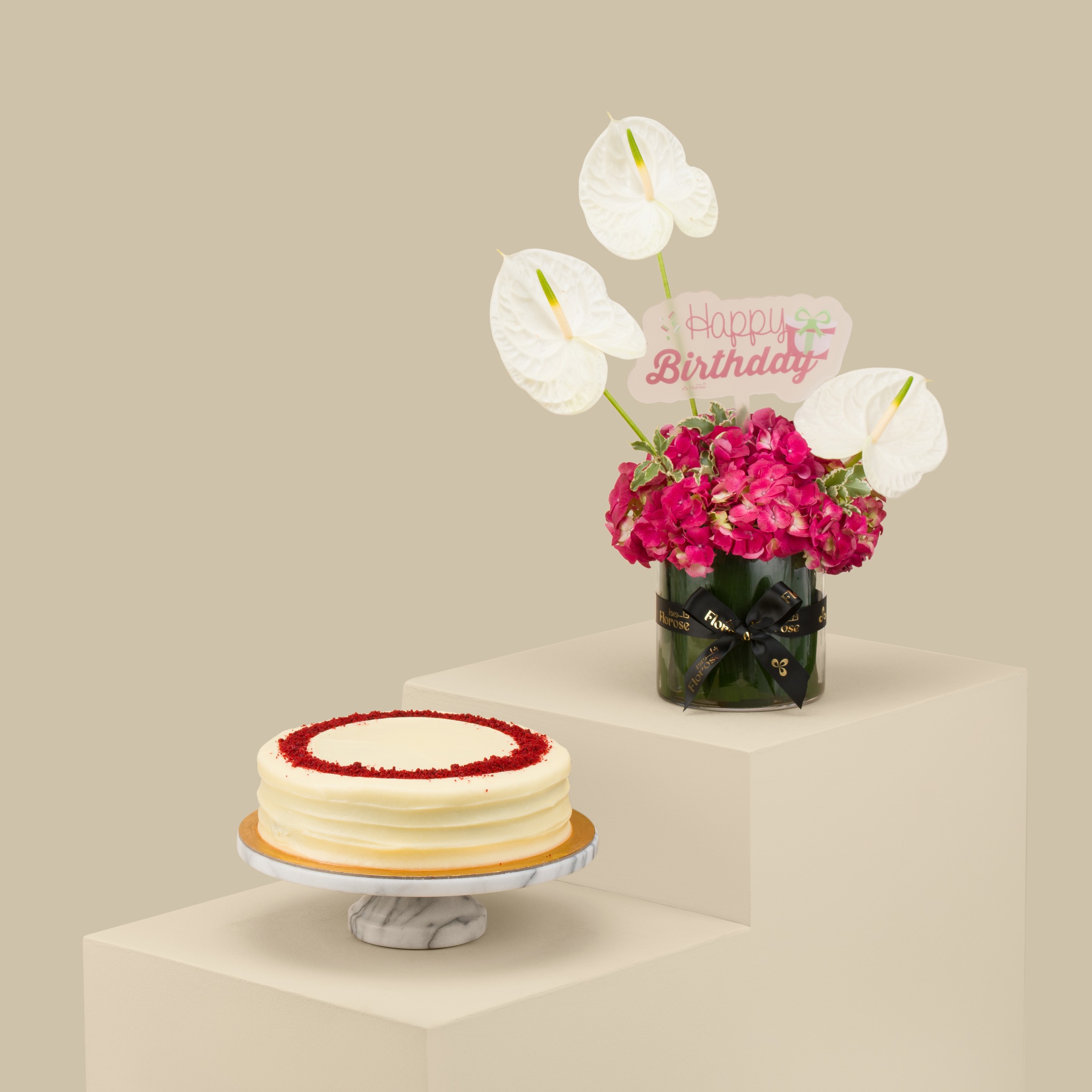 Helen Red Velvet Cake | Exquisite Beauty Vase Helen Red Velvet Cake | Exquisite Beauty Vase