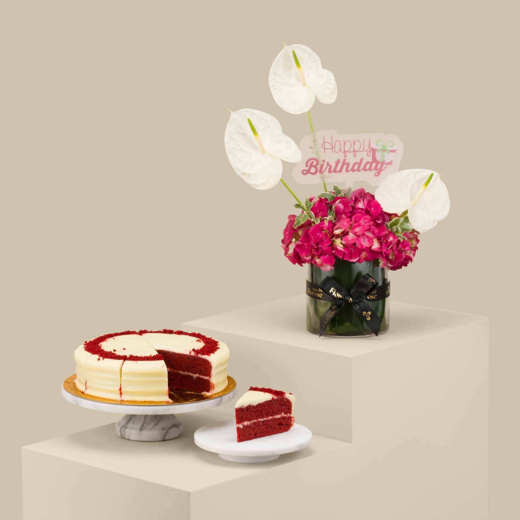 Helen Red Velvet Cake | Exquisite Beauty Vase Helen Red Velvet Cake | Exquisite Beauty Vase
