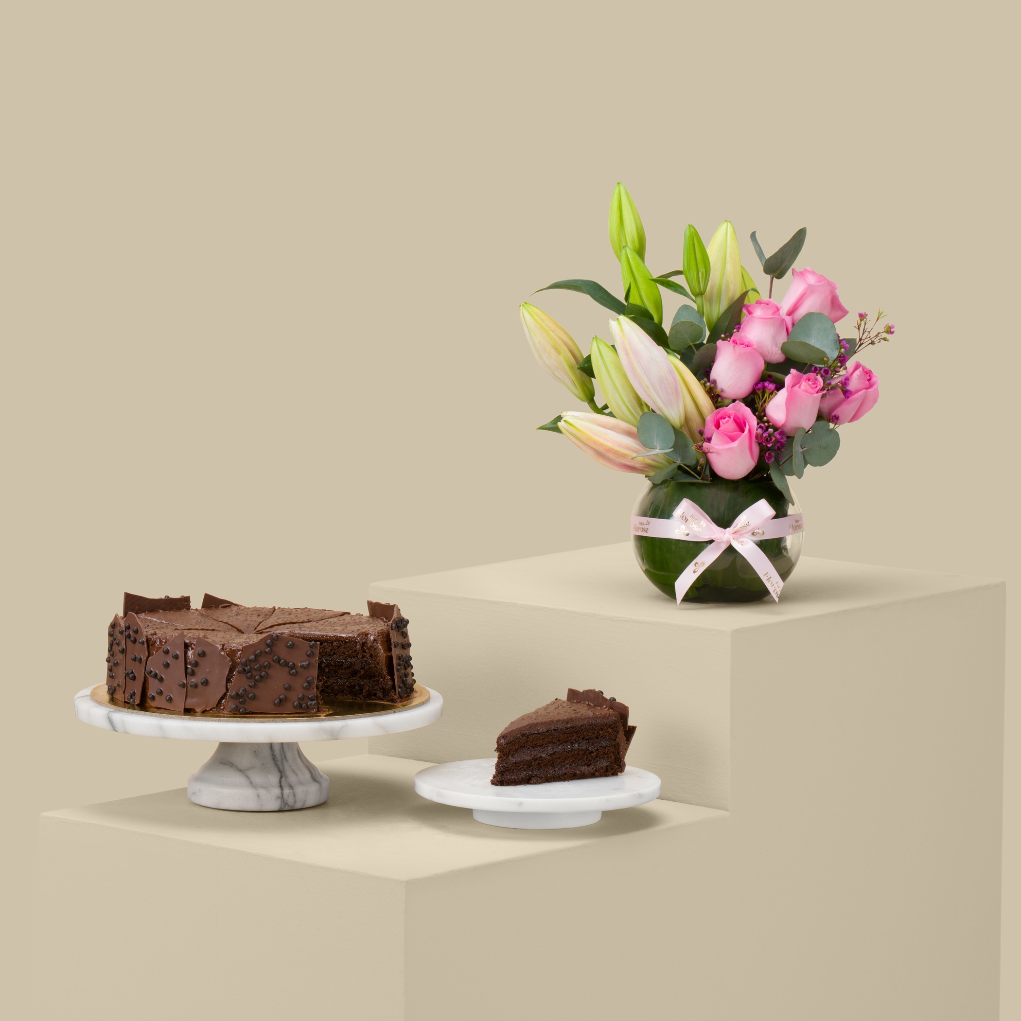 Ganache Chocolate Crunchy Cake | Pearl Flower Round Vase Ganache Chocolate Crunchy Cake | Pearl Flower Round Vase
