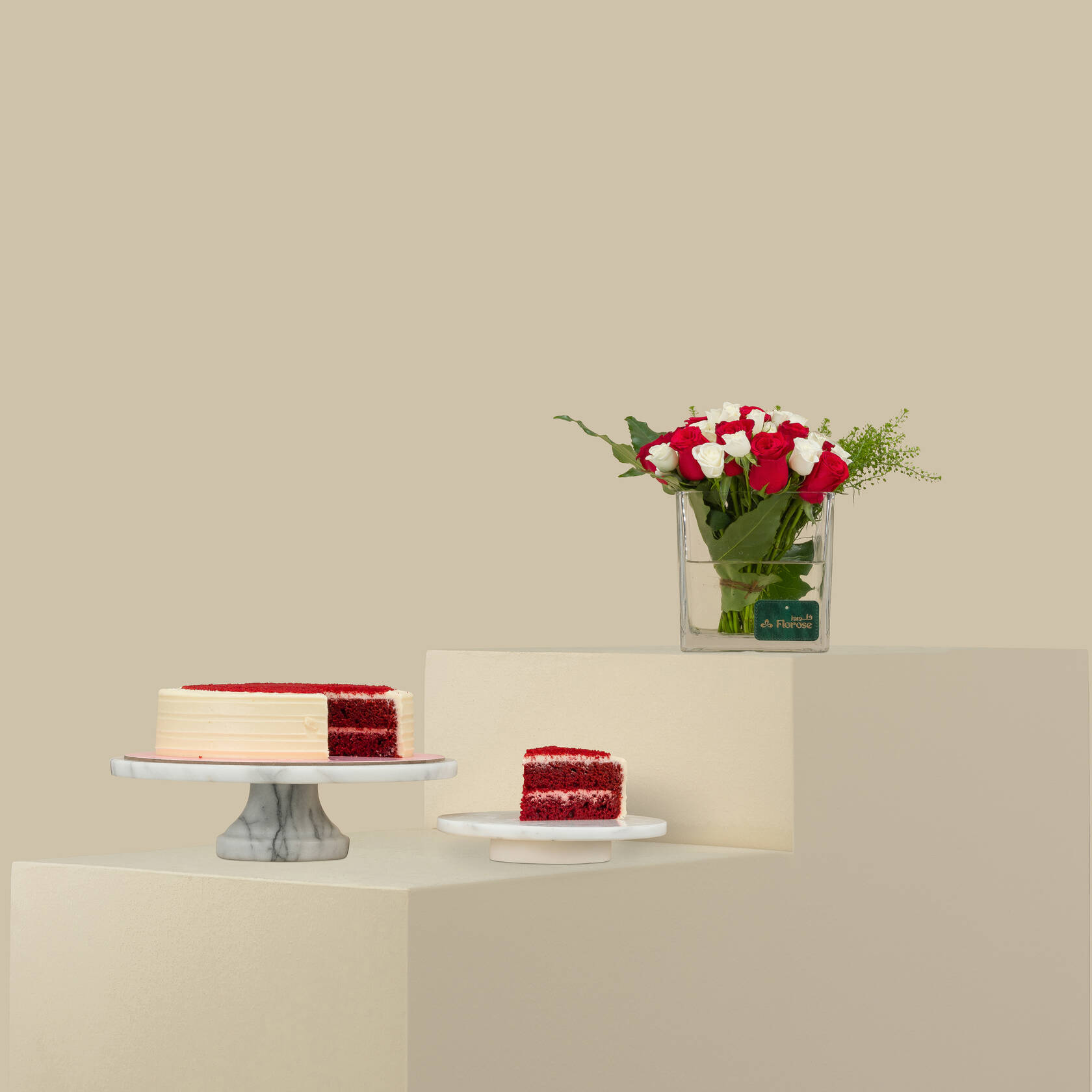 Munch Red Velvet Cake | Gorgeous Lady Square Vase Munch Red Velvet Cake | Gorgeous Lady Square Vase