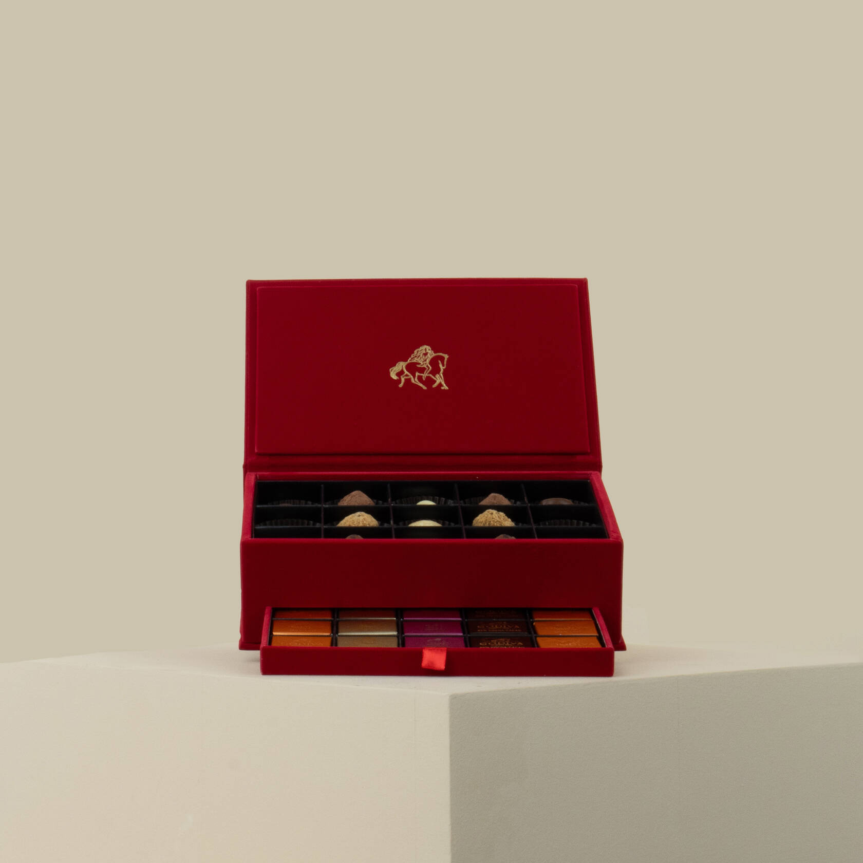 GODIVA | Medium Red Velvet Royal Chocolate Box GODIVA | Medium Red Velvet Royal Chocolate Box