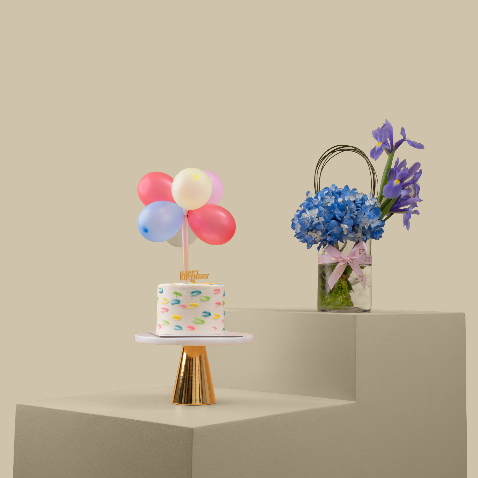 كيكة عيد الميلاد الصغيرة من سويت أتيليه | مزهرية الصفاء الأزرق كيكة عيد الميلاد الصغيرة من سويت أتيليه | مزهرية الصفاء الأزرق