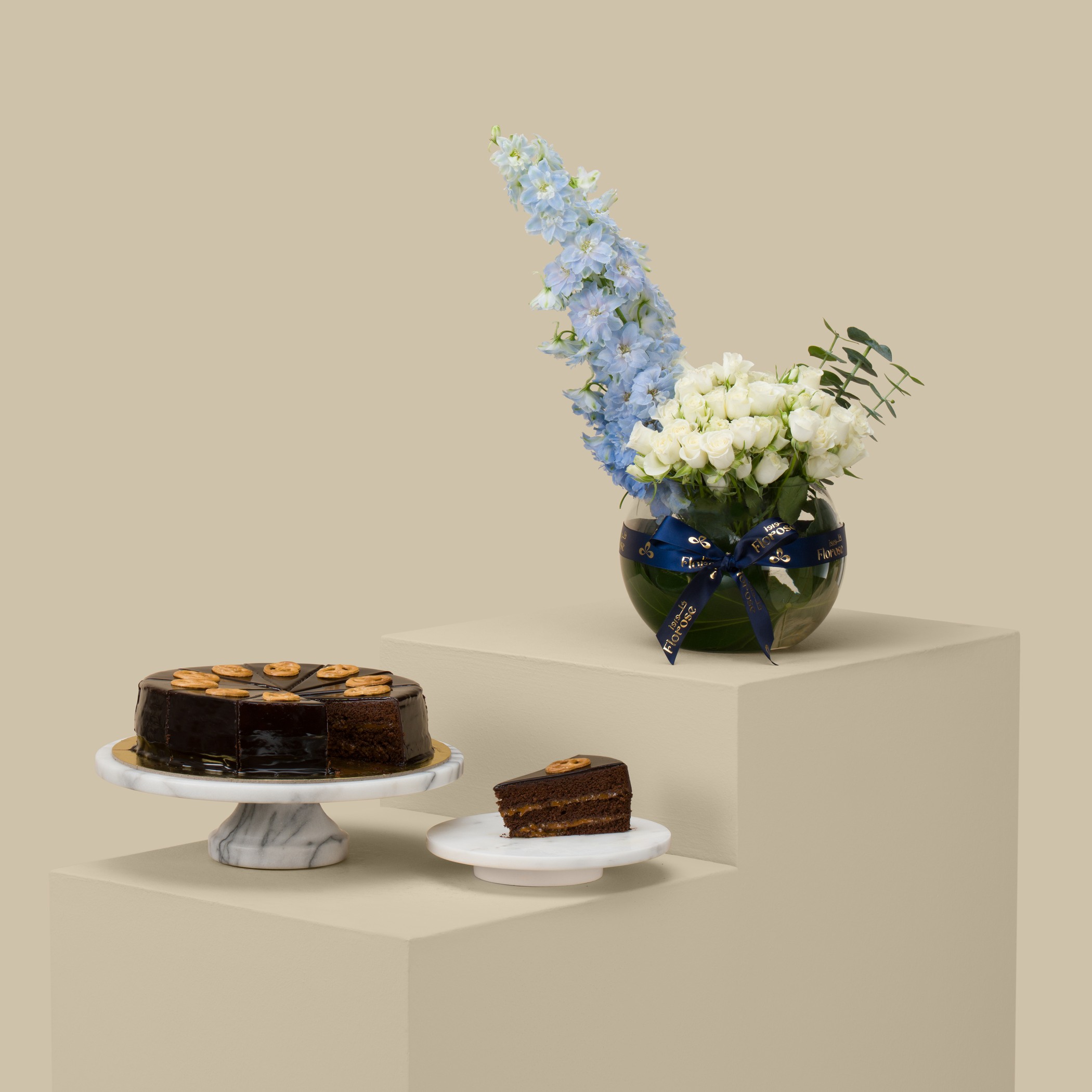 Ganache Chocolate Cake with Pretzel | Celestia Aura Round Vase Ganache Chocolate Cake with Pretzel | Celestia Aura Round Vase
