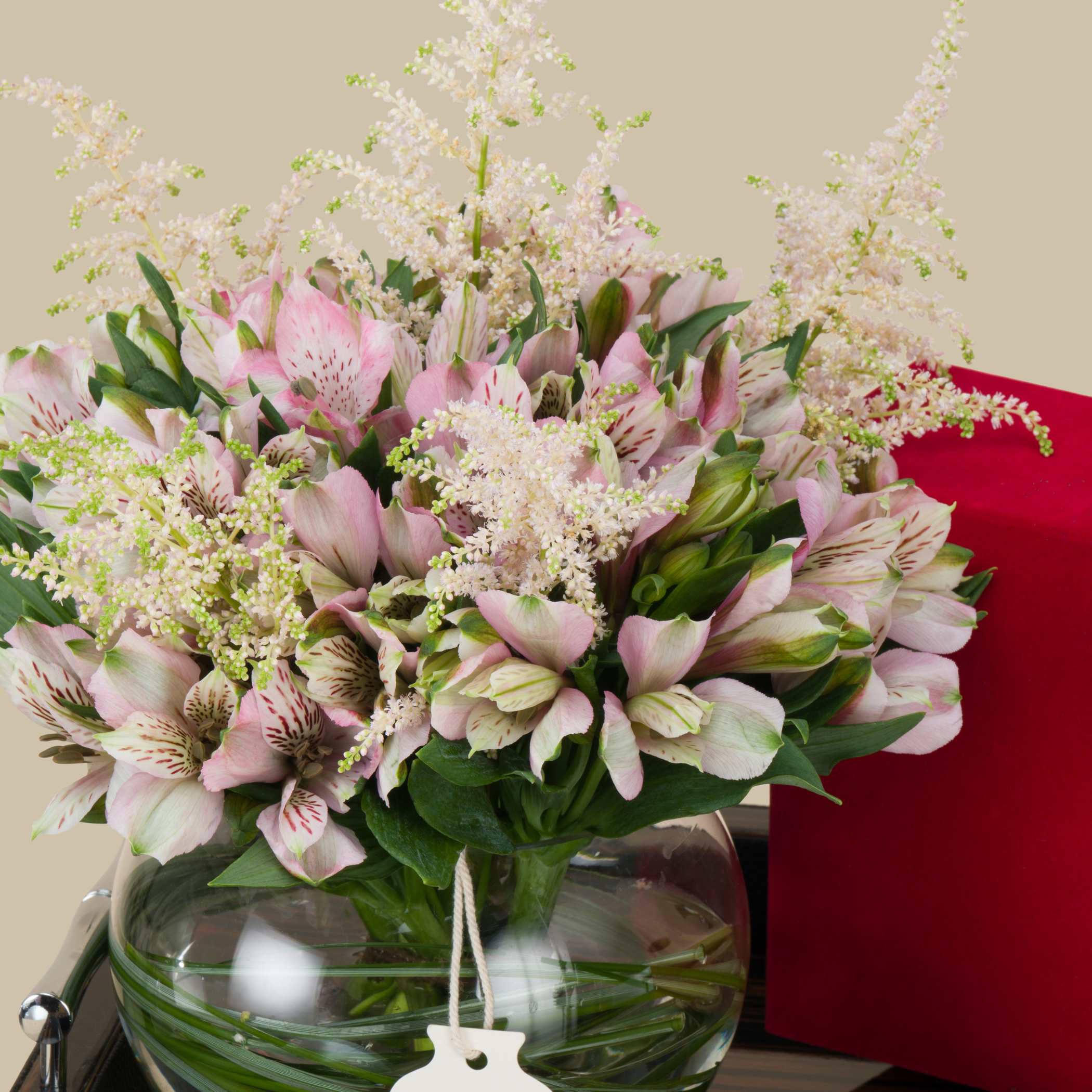 GODIVA Medium Red Velvet Royal Chocolate Box | Pink Vase GODIVA Medium Red Velvet Royal Chocolate Box | Pink Vase