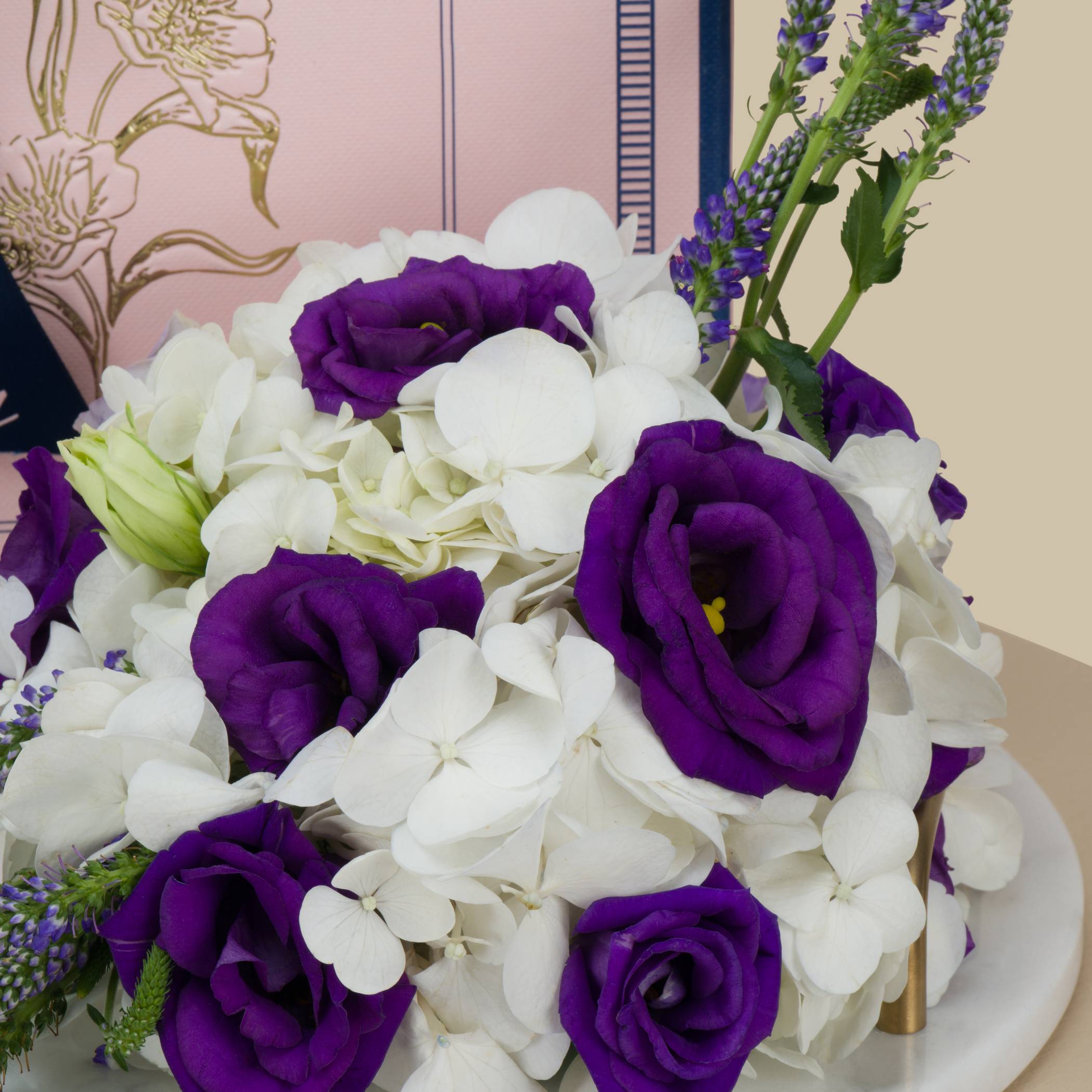 Hanoverian Caramel Chocolate | Elegant Flowers Hanoverian Caramel Chocolate | Elegant Flowers