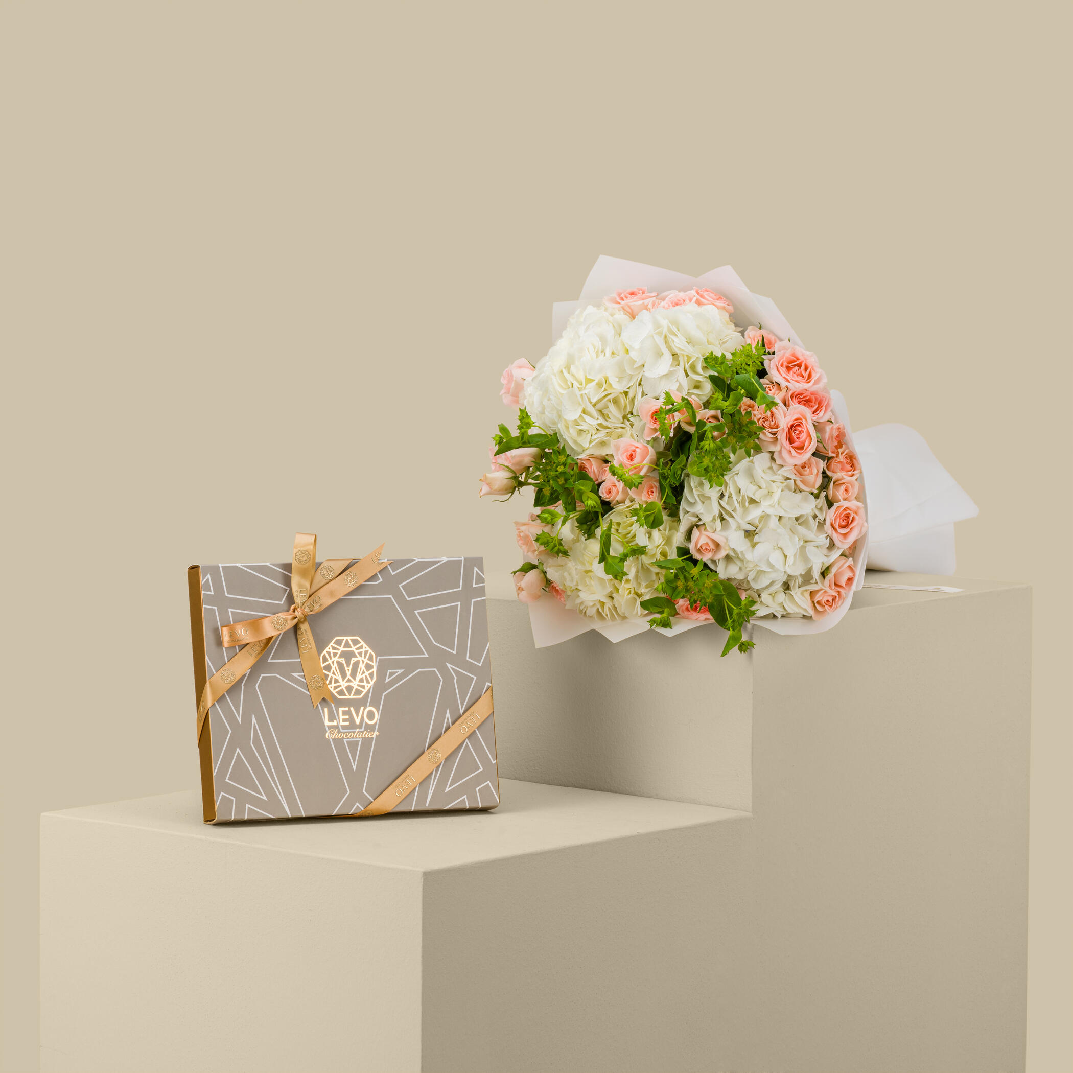 Levo Chocolate Box 20 Pieces Mix | The Princess Bouquet Levo Chocolate Box 20 Pieces Mix | The Princess Bouquet