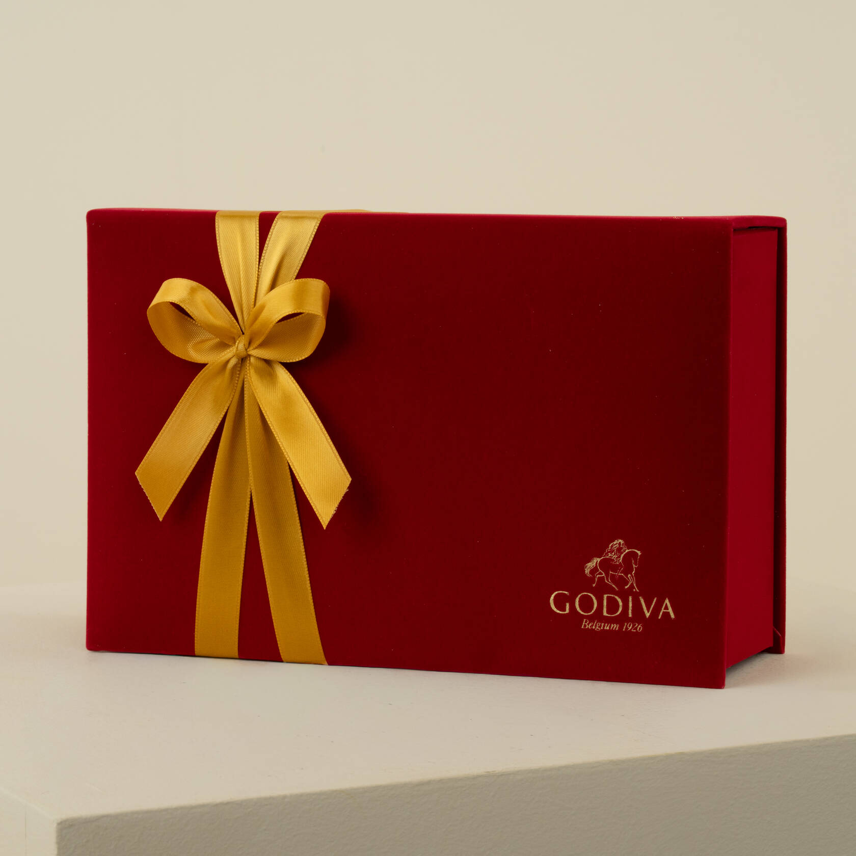 GODIVA | Medium Red Velvet Royal Chocolate Box GODIVA | Medium Red Velvet Royal Chocolate Box