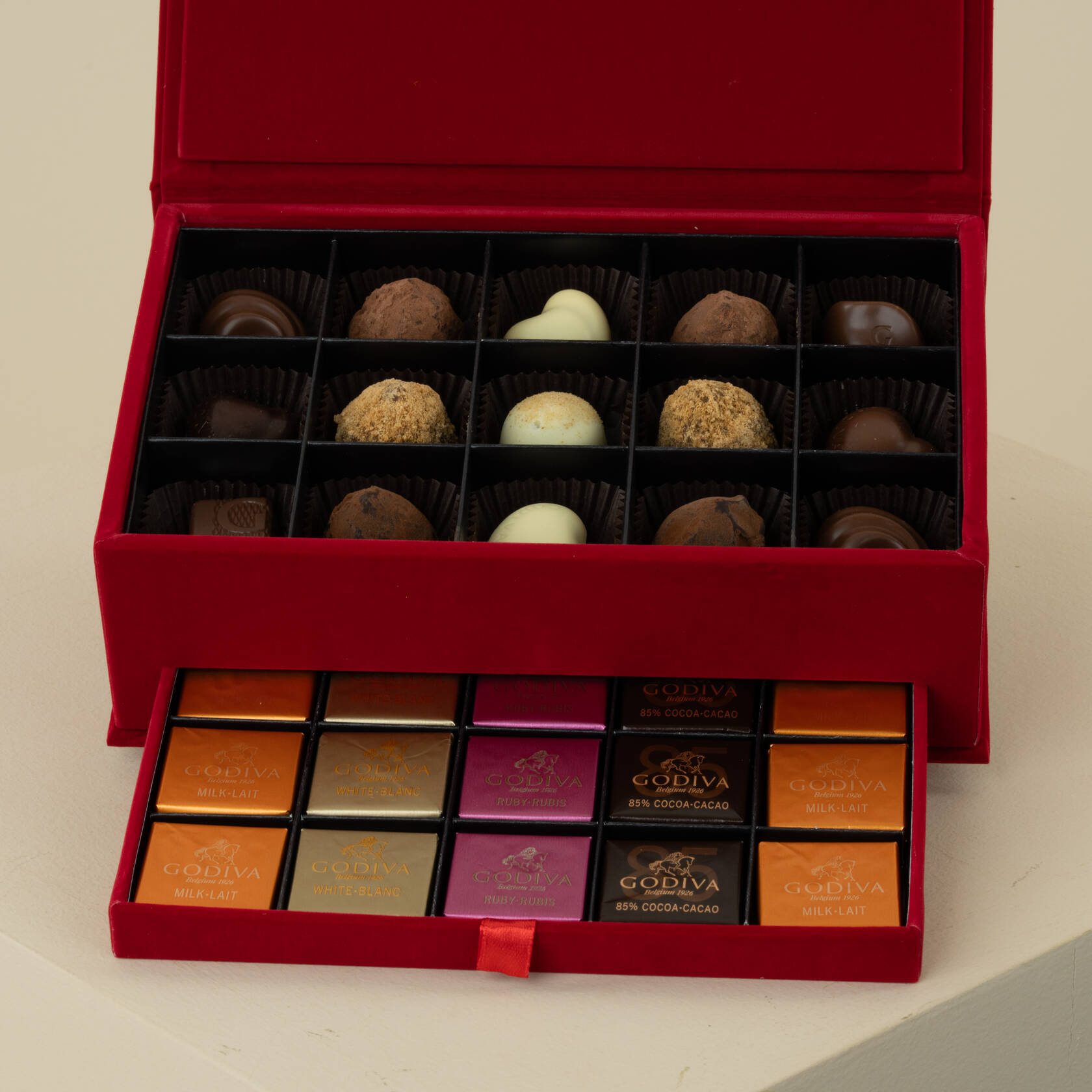 GODIVA | Medium Red Velvet Royal Chocolate Box GODIVA | Medium Red Velvet Royal Chocolate Box