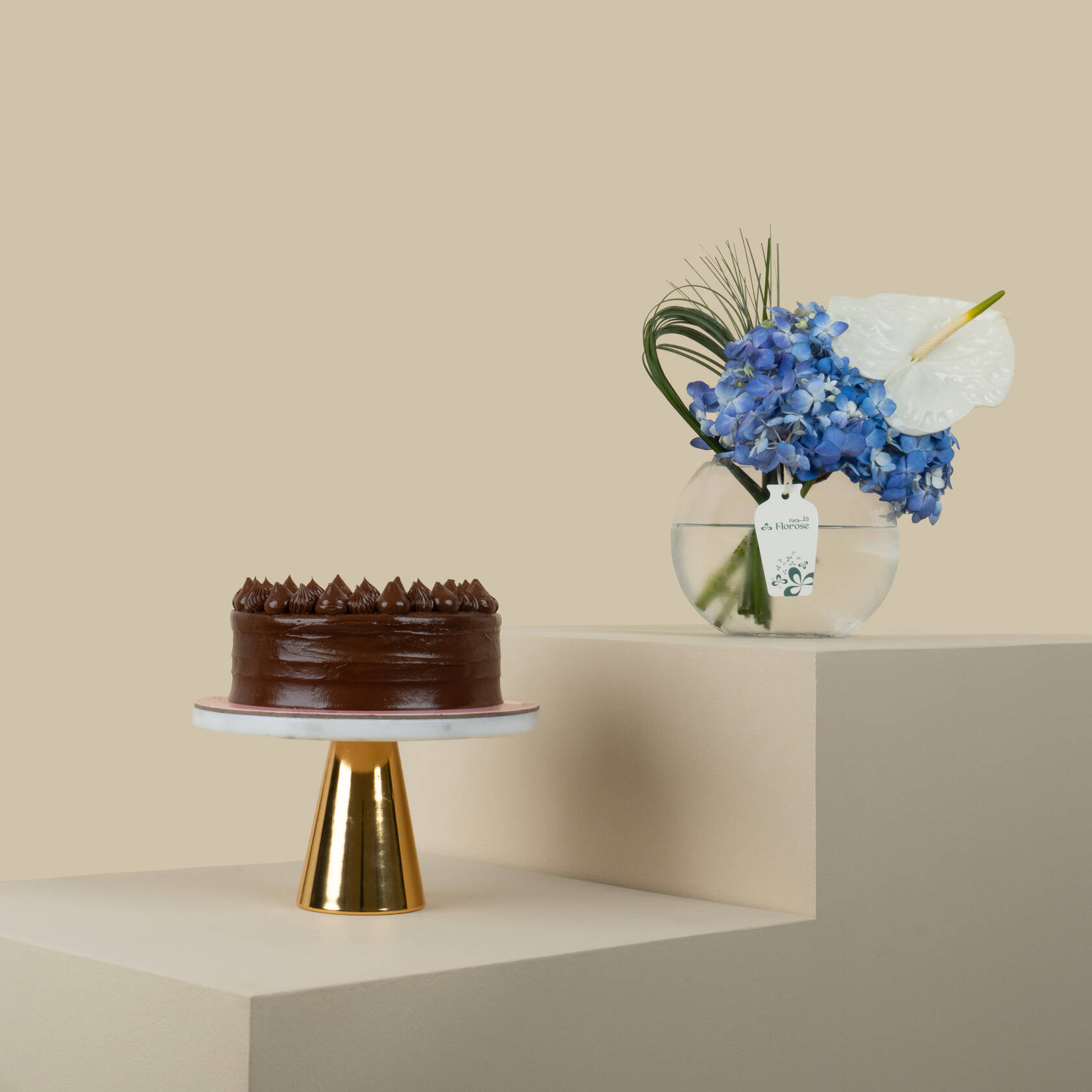 Munch Medium Chocolate Cake | Cloud Vase Munch Medium Chocolate Cake | Cloud Vase