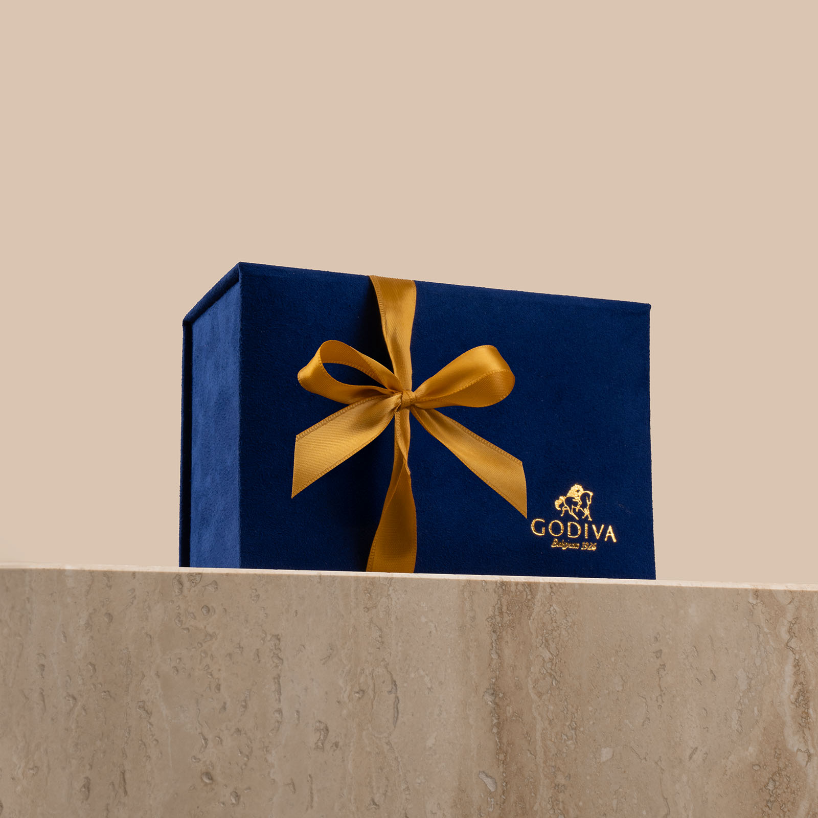 Godiva | Royal Chocolate Box | Blue Mist Vase Godiva | Royal Chocolate Box | Blue Mist Vase