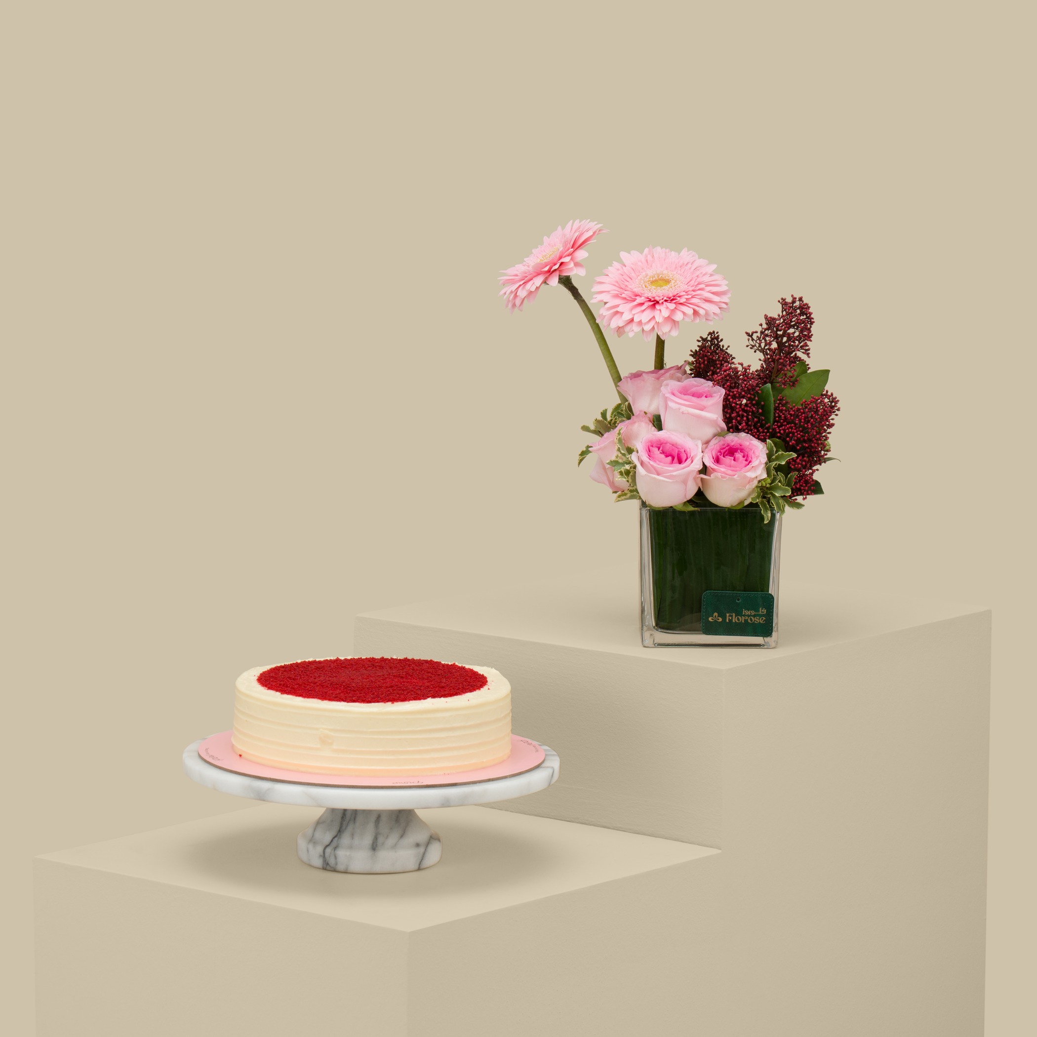 Munch Red Velvet Cake | Pink Breeze Square Vase Munch Red Velvet Cake | Pink Breeze Square Vase