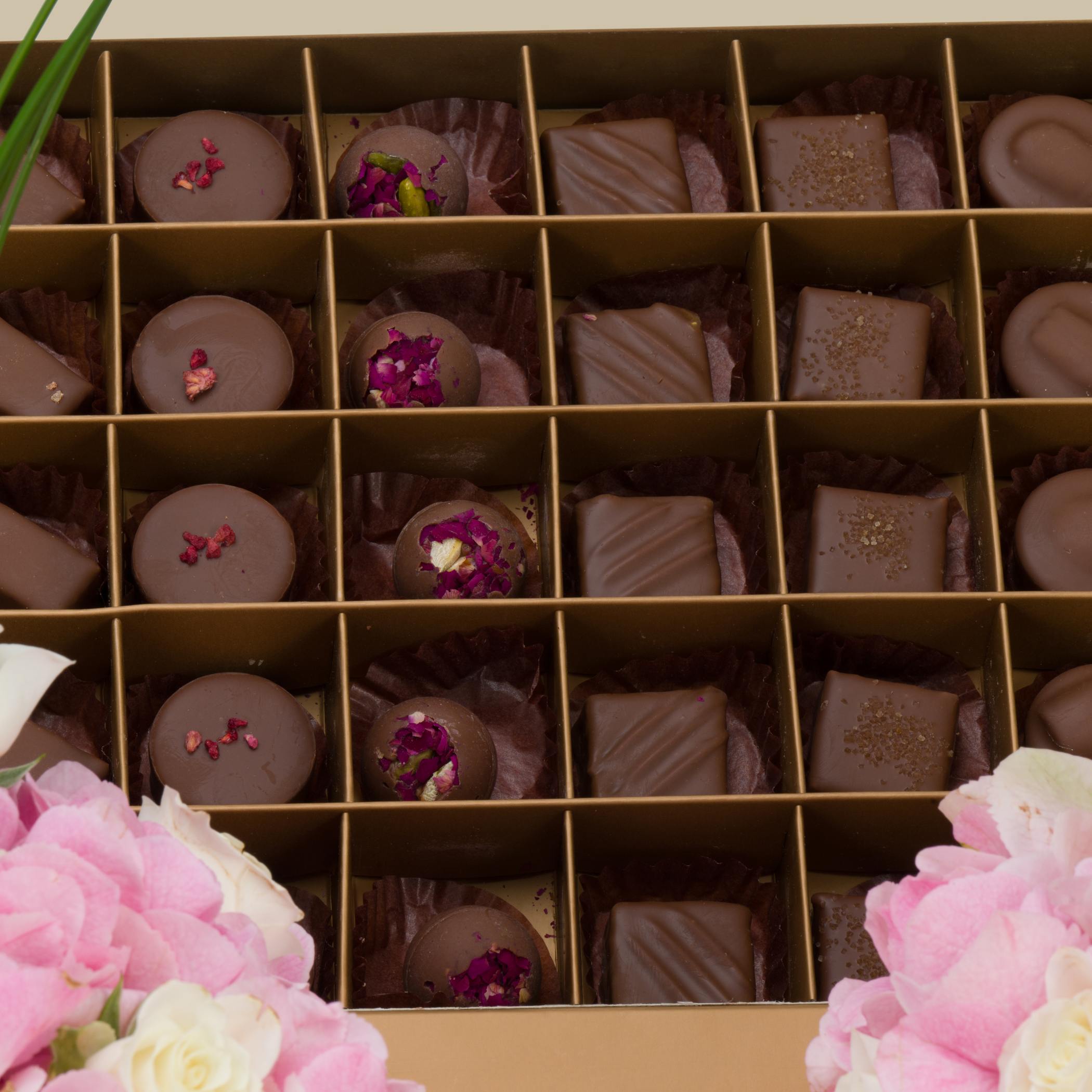 Levo Chocolate Box 40 Pieces Mix | Pink Cloud Flowers Levo Chocolate Box 40 Pieces Mix | Pink Cloud Flowers